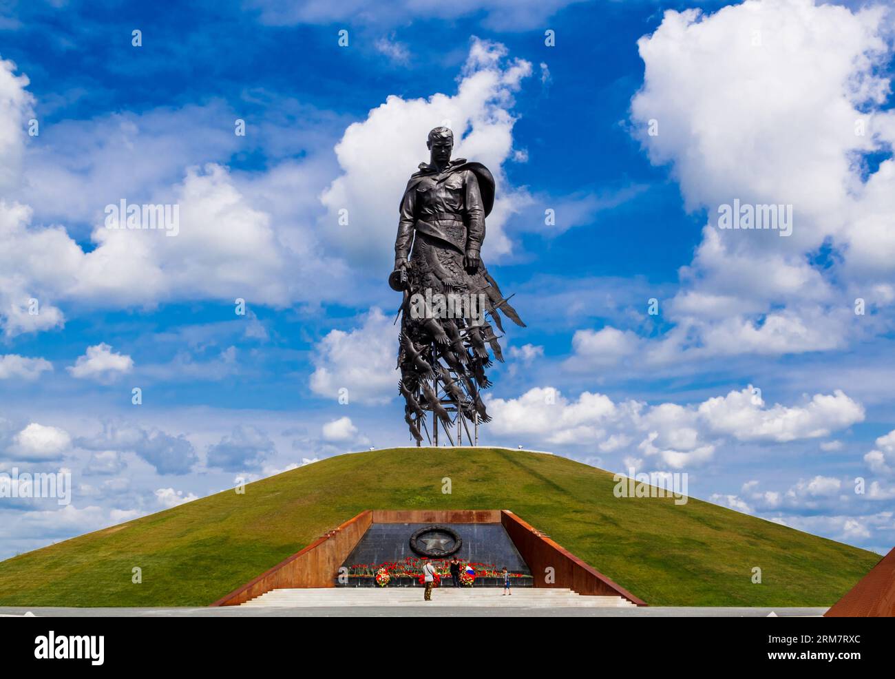 Rzhevsky Mémorial soldat soviétique. Beau monument triste au guerrier russe mort dans la Seconde Guerre mondiale Les armes dans les mains et les grues s'envolent. Banque D'Images