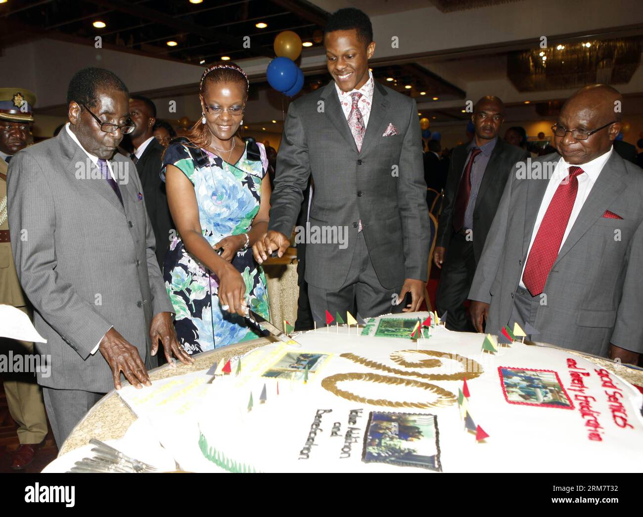 Le président zimbabwéen Robert Mugabe (1e,L), son épouse Grace Mugabe (2e,L) et leur fils Robert Mugabe Jr.(3e,L) participent à une célébration de son 90e anniversaire organisée par la société civile, à Harare, capitale du Zimbabwe, le 14 mars 2014. Né le 21 février 1924, Mugabe est en ce moment le plus vieux dirigeant de toute l’Afrique. Le bureau présidentiel, le parti ZANU-PF au pouvoir et la société civile ont organisé séparément trois célébrations d'anniversaire pour lui depuis février. (Xinhua/Stringer) (sss) ZIMBABWE-HARARE-MUGABE-BIRTHDAY PUBLICATIONxNOTxINxCHN Président zimbabwéen Robert Mugabe 1st l HIS wi Banque D'Images