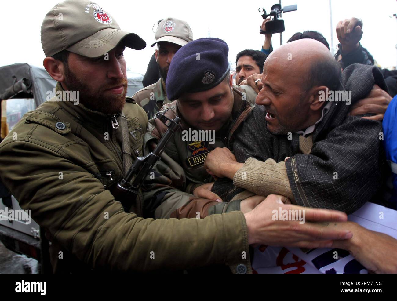 La police indienne arrête l'ingénieur législateur indépendant Rashid (1e R) lors d'une manifestation à Srinagar, capitale d'été du Cachemire contrôlé par l'Inde, le 15 mars 2014. La police indienne a arrêté Rashid et ses partisans au cours d une manifestation contre le meurtre d un jeune dans le cadre du tir de soldats paramilitaires indiens de la Force de police centrale de réserve (CRPF) et de la police dans le village de Naidkhai du district de Bandipora, à 40 km au nord de la ville de Srinagar. (Xinhua/Javed Dar) CACHEMIRE-SRINAGAR-MANIFESTATION CONTRE LE MEURTRE de PUBLICATIONxNOTxINxCHN l'ingénieur législateur indépendant Rashid 1e r de la police indienne lors d'une manifestation à Srinagar Summer Banque D'Images