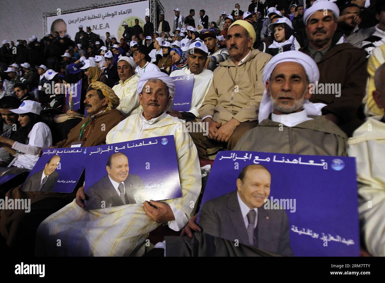 Les gens assistent à une campagne électorale présidentielle pour le président sortant Abdelaziz Bouteflika à Alger, le 15 mars 2014. Récemment démissionné, l'ancien Premier ministre Abdelmalek Sellal a été chargé de gérer la campagne présidentielle du président sortant Abdelaziz Bouteflika. (Xinhua/Mohamed Kadri) ALGERIA-ALGER-CAMPAIGN PUBLICATIONxNOTxINxCHN des célébrités assistent à une campagne ÉLECTORALE présidentielle pour le président sortant Abdel Aziz Bouteflika à Alger le 15 2014 mars a récemment démissionné d'anciens premiers ministres chargés de gérer la campagne présidentielle du président sortant Abdel Aziz Boutefli Banque D'Images