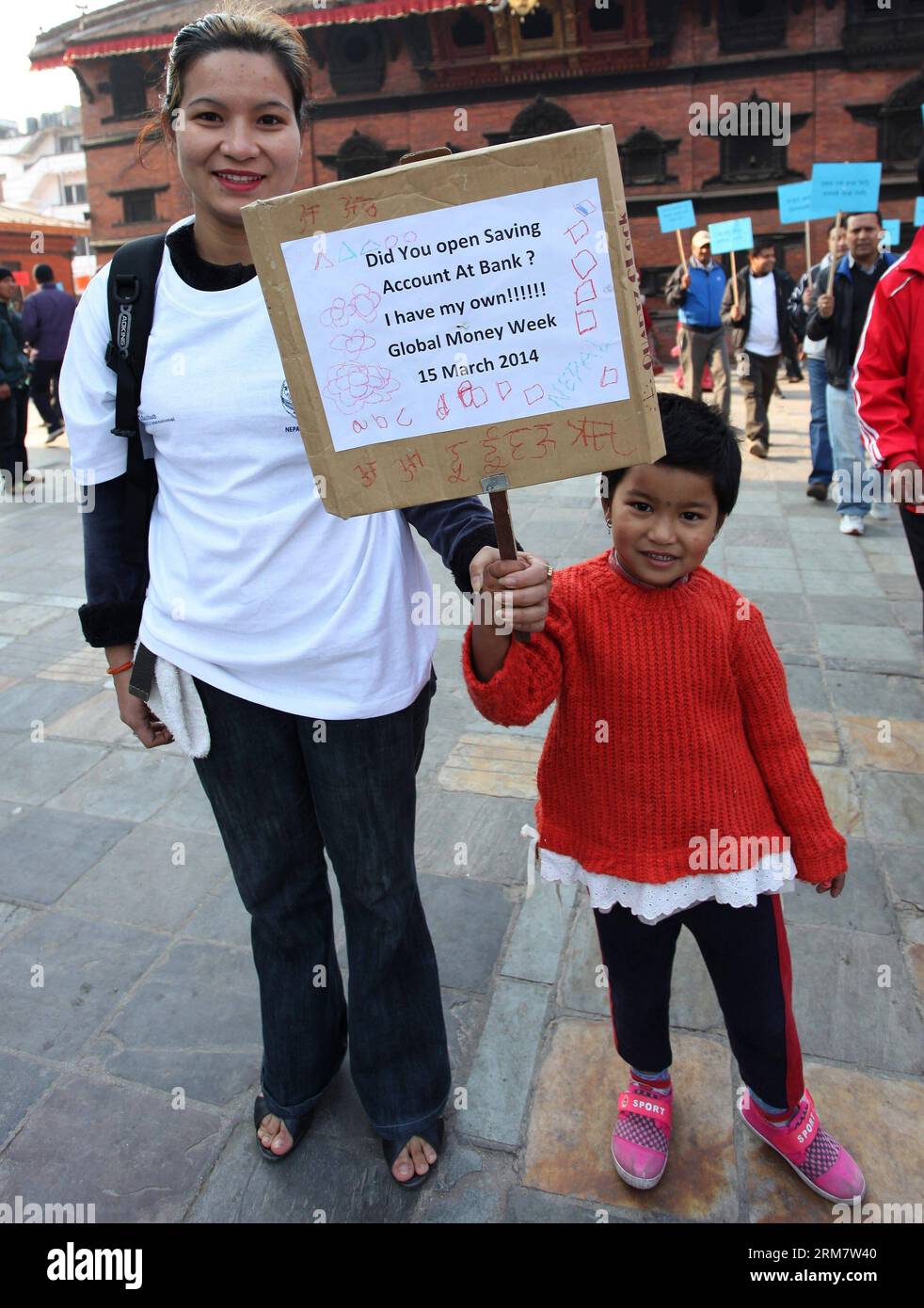 Une petite fille et sa mère portant une pancarte participent à un rassemblement pour marquer la semaine mondiale de l’argent à Hanumandhoka à Katmandou, Népal, le 15 mars 2014. La semaine mondiale de l argent est célébrée dans le monde entier pendant la deuxième semaine de mars de chaque année, pour sensibiliser la prochaine génération à devenir des citoyens économiques qualifiés. (Xinhua/Sunil Sharma)(srb) NÉPAL-KATMANDOU-SEMAINE MONDIALE DE L'ARGENT PUBLICATIONxNOTxINxCHN une petite fille et sa mère portant une pancarte participent à un rassemblement pour marquer la semaine mondiale de l'argent À Hanumandhoka à Katmandou Népal Mars 15 2014 la semaine mondiale de l'argent EST marquée dans le monde entier pendant le Seco Banque D'Images