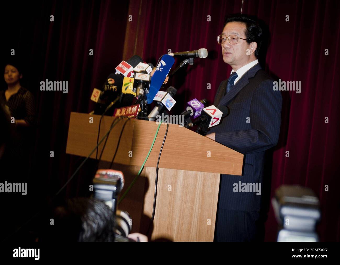 (140318) -- KUALA LUMPUR, 18 mars 2014 (Xinhua) -- l'ambassadeur de Chine en Malaisie Huang Huikang prononce une allocution lors de la conférence de presse tenue à l'ambassade de Chine en Malaisie, Kuala Lumpur, le 18 mars 2014. Aucun passager du continent chinois à bord du vol MH370 manquant ne pourrait être impliqué dans un détournement ou une attaque terroriste, a déclaré mardi l'ambassadeur chinois en Malaisie. La vérification des antécédents de tous les passagers du continent chinois n'a trouvé aucune preuve pour soutenir ce soupçon, a déclaré Huang Huikang. (Xinhua/He Jingjia)(axy) MALAISIE-KUALA LUMPUR-VOL MANQUANT MH370-AMBASSADEUR CHINOIS-PRESSE PUBLICATIONxNOTxI Banque D'Images