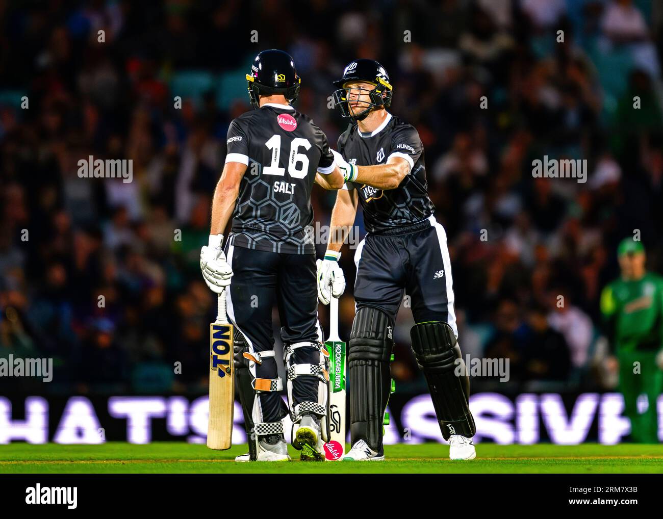 LONDRES, ROYAUME-UNI. 26 août 2023. Phil Salt de Manchester Originals (à gauche) et Jos Buttler de Manchester Originals (à droite) lors de l'Eliminator - Manchester Originals vs Southern Brave au Kia Oval Cricket Ground le samedi 26 août 2023 à LONDRES EN ANGLETERRE. Crédit : Taka Wu/Alamy Live News Banque D'Images