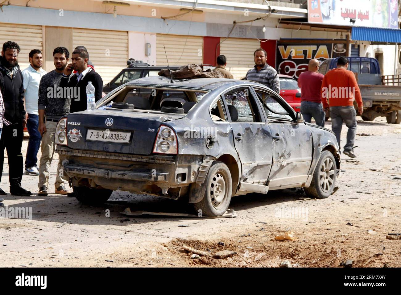 (140317) -- BENGHAZI, 17 mars 2014 (Xinhua) -- des gens vérifient une voiture endommagée à Benghazi, Libye, le 17 mars 2014. Une voiture piégée ciblant un camp militaire libyen à Benghazi a tué au moins cinq soldats et blessé dix autres lundi, ont déclaré des sources militaires et médicales à Xinhua. (Xinhua/Mohammed Elshaiky) LIBYA-BENGHAZI-MILITARY-CAMP-BOMB-ATTACK PUBLICATIONxNOTxINxCHN Benghazi Mars 17 2014 célébrités XINHUA vérifier une voiture endommagée à Benghazi Libye Mars 17 2014 une voiture piégée visant un camp militaire libyen à Benghazi A TUÉ au moins cinq soldats et blessé dix autres lundi militaire et médical Banque D'Images