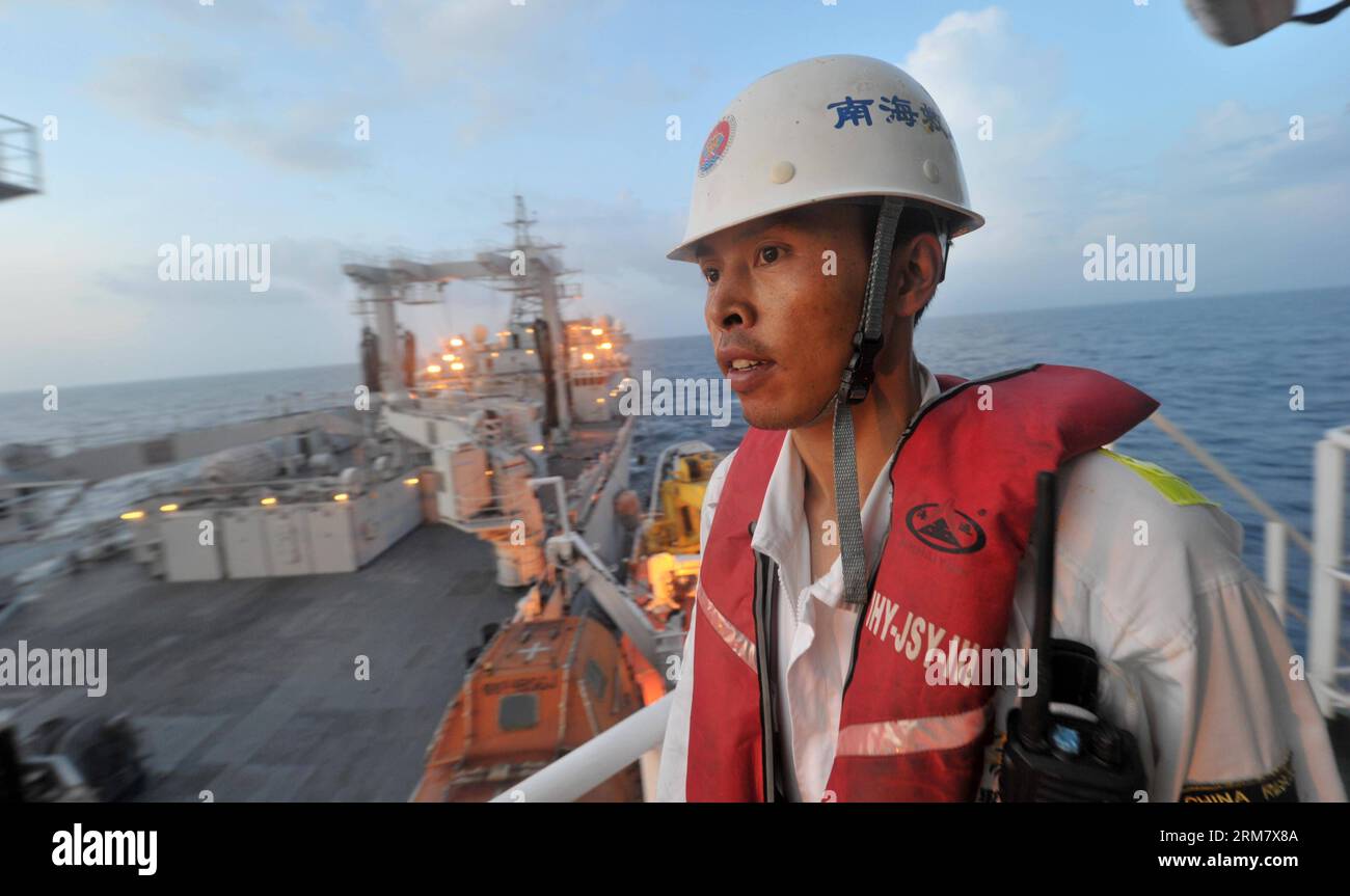 (140318) -- À BORD DE NANHAIJIU 101, 18 mars 2014 (Xinhua) -- membre d'équipage du navire de sauvetage chinois Nanhaijiu 101 Zhao Jun regarde le navire approcher le navire de ravitaillement complet Qiandaohu, alors qu'ils se dirigent tous les deux vers Singapour pour se joindre à la recherche du vol MH370 disparu de Malaysia Airlines, le 18 mars 2014. Mardi à 8:00 heures du matin, le ministère chinois des Transports a ordonné à tous les navires chinois dans le golfe de Thaïlande de partir pour des recherches dans les eaux au sud-est de la baie du Bengale et près du détroit de la sonde. (Xinhua/Zhao Yingquan) NANHAIJIU 101-CHINA-RESCUE SHIPS PUBLICATIONxNOTxINxCHN Banque D'Images