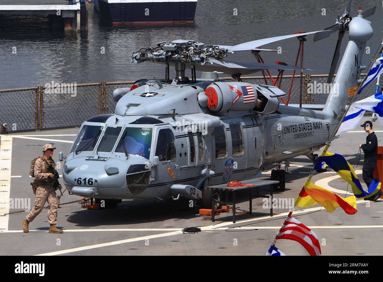 (140318) -- MANILLE, 18 mars 2014 (Xinhua) -- un soldat de l'US Navy marche devant un hélicoptère SH-60 à bord de l'USS Blue Ridge (LCC-19), navire amiral de commandement de la septième flotte des États-Unis à Manille, aux Philippines, le 18 mars 2014. L'USS Blue Ridge est arrivé mardi à South Harbor à Manille pour une visite de bonne volonté, qui durera jusqu'au 22 mars. (Xinhua/Rouelle Umali) (djj) PHILIPPINES-MANILA-USS BLUE RIDGE-VISIT PUBLICATIONxNOTxINxCHN Manille Mars 18 2014 XINHUA un soldat de l'US Navy marche devant l'hélicoptère SH 60 À bord de l'USS Blue Ridge LCC 19 le Commandement Banque D'Images