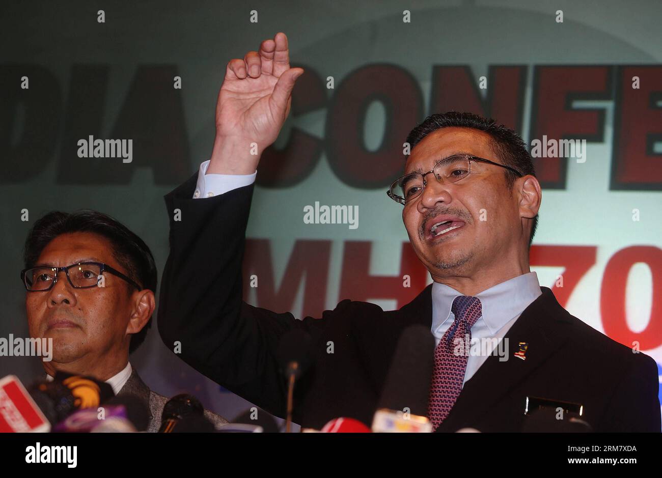 (140318) -- KUALA LUMPUR, 18 mars 2014 (Xinhua) -- le ministre des Transports par intérim de la Malaisie, Hishammuddin Hussein (R), prend la parole lors d'une conférence de presse à Kuala Lumpur, Malaisie, le 18 mars 2014. La zone de recherche pour le vol MH 370 disparu de Malaysia Airlines avait été étendue à 2,24 millions de milles marins carrés (environ 7,68 millions de kilomètres carrés), a déclaré M. Hishammuddin mardi. (Xinhua/Wang Shen) MALAISIE-MANQUANT ZONE DE RECHERCHE DE VOL-EXPANSION PUBLICATIONxNOTxINxCHN Kuala Lumpur Mars 18 2014 XINHUA Malaisie S Ministres des Transports par intérim Hishammuddin Hussein r prend la parole LORS d'une conférence de presse à Kuala Lumpur M Banque D'Images