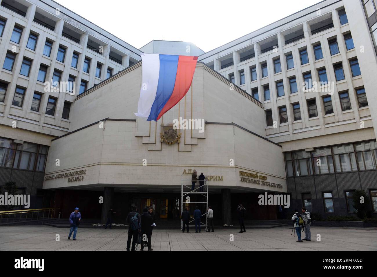 (140318) -- SIMFEROPOL, 18 mars 2014 (Xinhua) -- des travailleurs démontent les panneaux ukrainiens sur le Parlement de Crimée à Simferopol, République de Crimée, le 18 mars 2014. Le président russe Vladimir Poutine et les dirigeants de Crimée ont signé mardi un traité acceptant la République de Crimée et la ville de Sébastopol comme faisant partie du territoire russe. (Xinhua/Sadate) (cru) CRIMÉE-SIMFEROPOL-RUSSIE-TREATY PUBLICATIONxNOTxINxCHN Banque D'Images