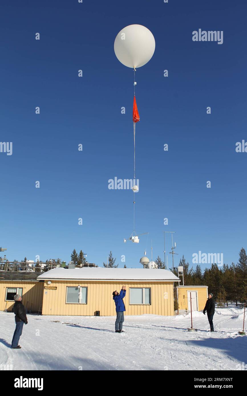 Des chercheurs lancent un ballon sonde à Sodankyla, en Finlande, le 18 mars 2014. Afin de surveiller attentivement l'appauvrissement de la couche d'ozone dans la région arctique, le Centre de recherche arctique de l'Institut météorologique finlandais, situé à Sodankyla, dans le nord de la Finlande, a augmenté la fréquence des lancements de ballons sondes. (Xinhua/Li Jizhi)(axy) BALLON-SONDE DE L'OZONE ARCTIQUE PUBLICATIONxNOTxINxCHN les chercheurs lancent un ballon-sonde en Finlande LE 18 2014 mars afin de surveiller attentivement l'appauvrissement de la couche d'ozone dans la région arctique le Centre de recherche arctique de l'Institut météorologique finlandais Lo Banque D'Images