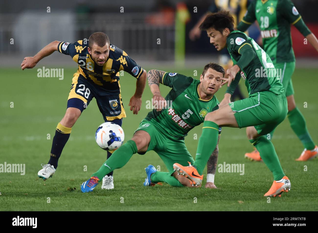 (140319) -- PÉKIN, 19 mars 2014 (Xinhua) -- Darko Matic (C) de Beijing Guoan affronte Glen Trifiro (L) des Central Coast Mariners lors du match de football Groupe F de la Ligue des champions 2014 de l'AFC à Pékin, capitale de la Chine, le 19 mars 2014. Beijing Guoan a remporté le match 2-1. (Xinhua/Guo Yong) (SP)CHINA-BEIJING-AFC-BEIJING GUOAN-CENTRAL COAST MARINERS (CN) PUBLICATIONxNOTxINxCHN Beijing 19 2014 mars XINHUA Darko Matic C de Beijing Guoan affronte Glen l des Central Coast Mariners lors du match de football Group F de la Ligue des champions 2014 de l'AFC à Beijing capitale de la Chine LE 19 2014 mars à Pékin Banque D'Images