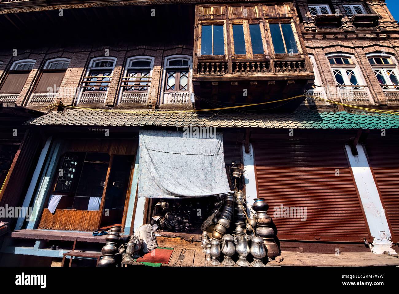 Vieilles maisons en ruine le long de la rivière Jhelum, Srinagar, Cachemire, Inde Banque D'Images