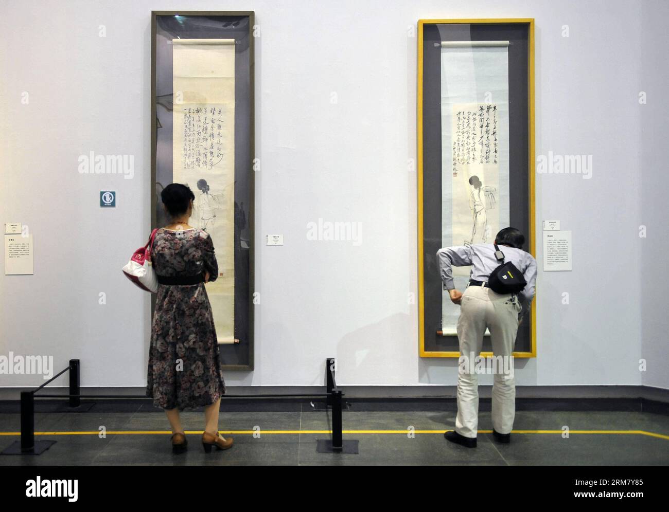 (140320) -- GUANGZHOU, 20 mars 2014 (Xinhua) -- les visiteurs voient les peintures du peintre chinois Wang Mengbai (L) et de Qi Baishi lors d'une exposition de la collection de maîtres de peinture chinois à Guangzhou, capitale de la province du Guangdong du sud de la Chine, le 20 mars 2014. (Xinhua/Liang Xu) (wf) CHINA-GUANGZHOU-ART (CN) PUBLICATIONxNOTxINxCHN Guangzhou Mars 20 2014 visiteurs XINHUA Voir les peintures du peintre chinois Wang l et de Qi Baishi lors de l'exposition de la collection des maîtres de peinture chinois à Guangzhou capitale du sud de la Chine province du Guangdong Mars 20 2014 XINHUA Liang Xu WF Chine Gu Chine Gu Banque D'Images