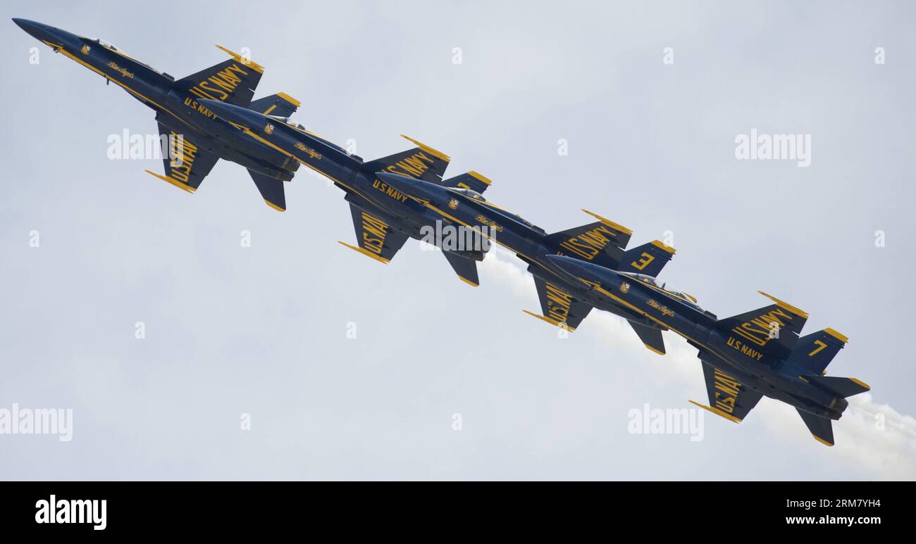 (140320) -- LOS ANGELES, 20 mars 2014 (Xinhua) -- les avions de l'escadron de démonstration de vol de l'US Navy, les Blue Angels, se produisent lors du Los Angeles County Air Show en Californie, États-Unis, le 20 mars 2014. (Xinhua/Yang Lei) (yc) US-LOS ANGELES-AIR SHOW PUBLICATIONxNOTxINxCHN Los Angeles Mars 20 2014 Plan XINHUA de l'escadron de démonstration de vol de l'US Navy les Blue Angels jouent lors du Los Angeles County Air Show en Californie États-Unis Mars 20 2014 XINHUA Yang Lei U.S. Los Angeles Air Show PUBLICATIONxNOTxINxCHN Banque D'Images