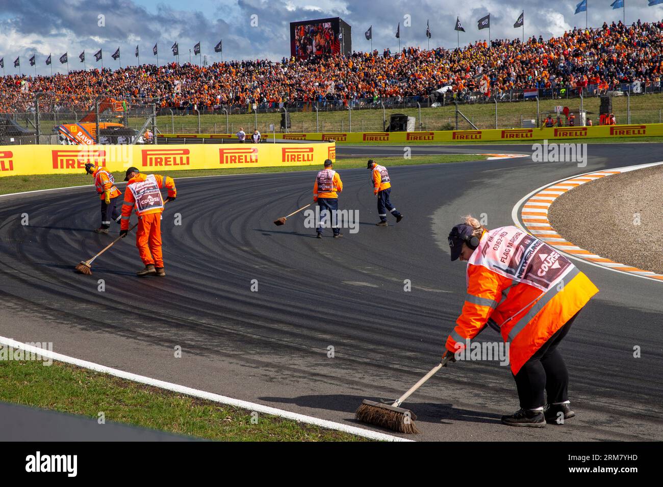 Zandvoort, pays-Bas. 27 août 2023. Zandvoort, pays-Bas, 26. Août 2023 ; Grand Prix de Formule 1 des pays-Bas qualifiant, Marshal nettoie la piste - photo et copyright par Leo VOGELZANG/ATP images (VOGELZANG LEO/ATP/SPP) crédit : SPP Sport Press photo. /Alamy Live News Banque D'Images