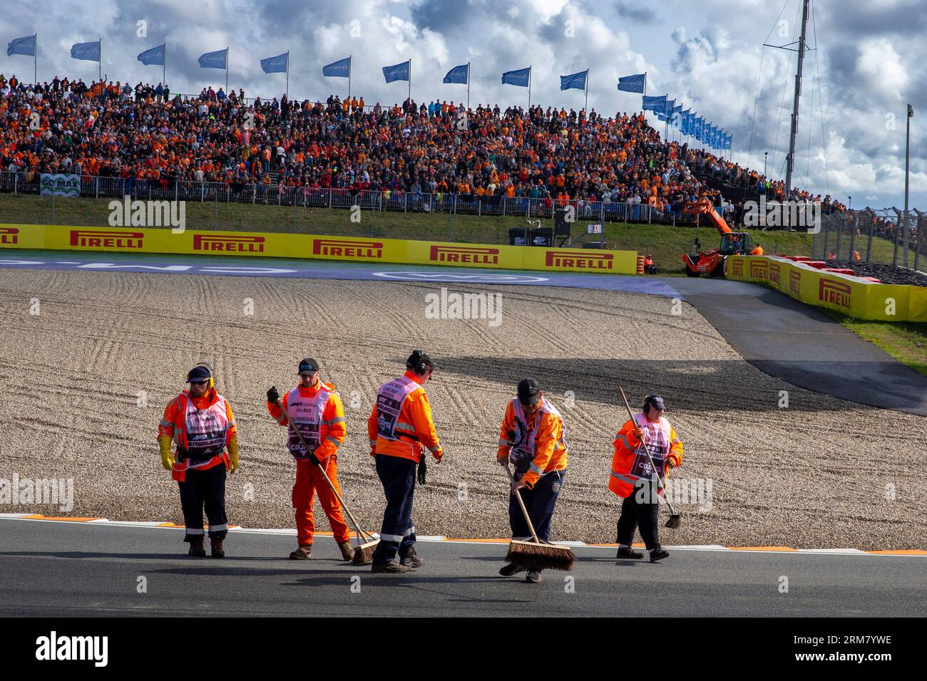 Zandvoort, pays-Bas. 27 août 2023. Zandvoort, pays-Bas, 26. Août 2023 ; Grand Prix de Formule 1 des pays-Bas qualifiant, Marshal nettoie la piste - photo et copyright par Leo VOGELZANG/ATP images (VOGELZANG LEO/ATP/SPP) crédit : SPP Sport Press photo. /Alamy Live News Banque D'Images