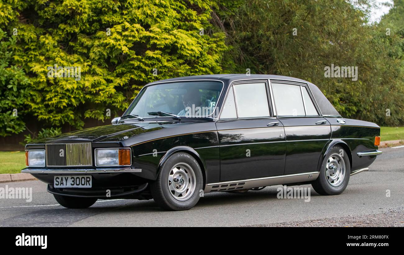 Whittlebury,Northants,UK -Aug 26th 2023 : 1977 noir, Panther Rio voiture voyageant sur une route de campagne anglaise Banque D'Images