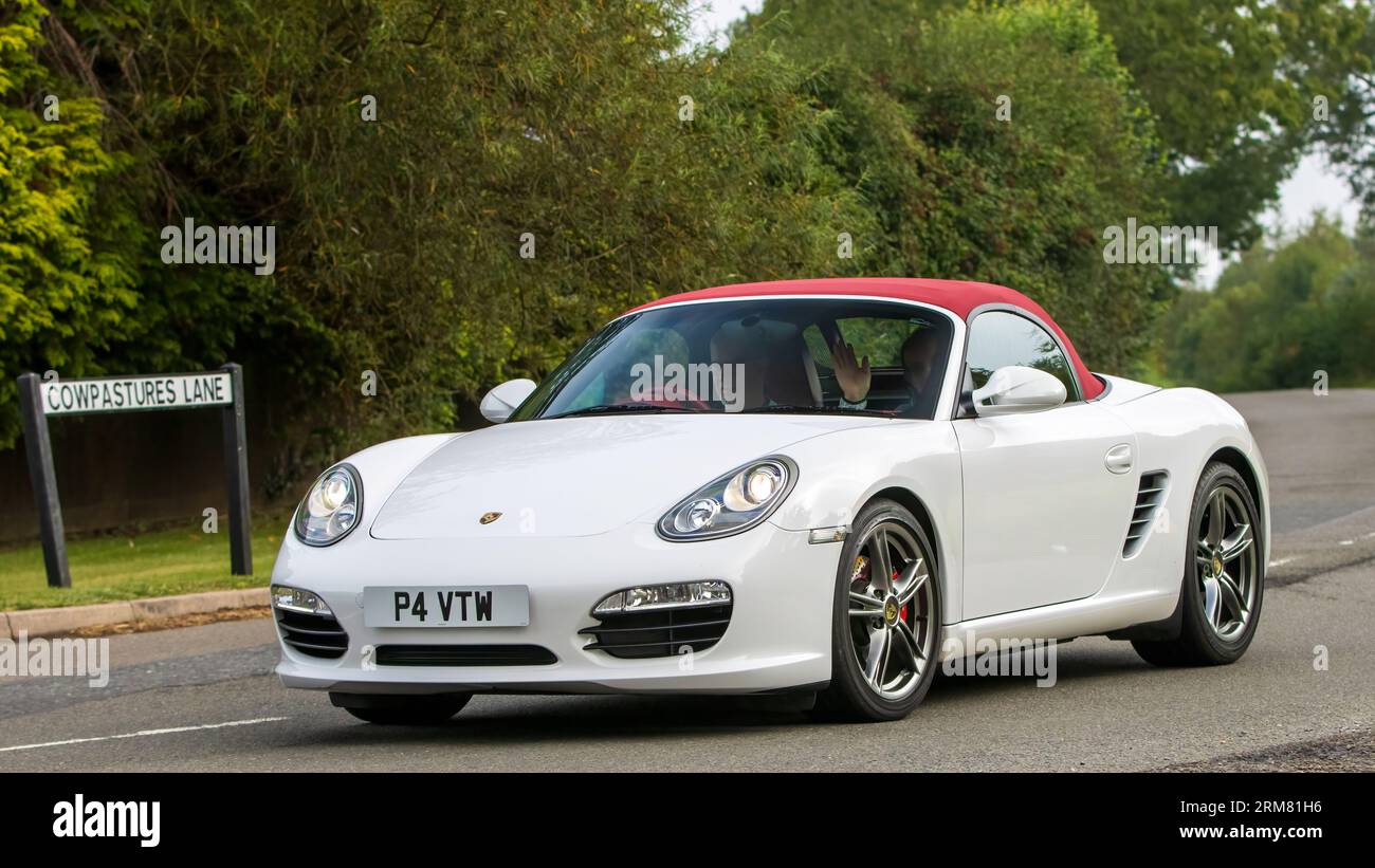 Whittlebury,Northants,UK -Aug 26th 2023 : 2009 Porsche Boxster S blanche voyageant sur une route de campagne anglaise Banque D'Images