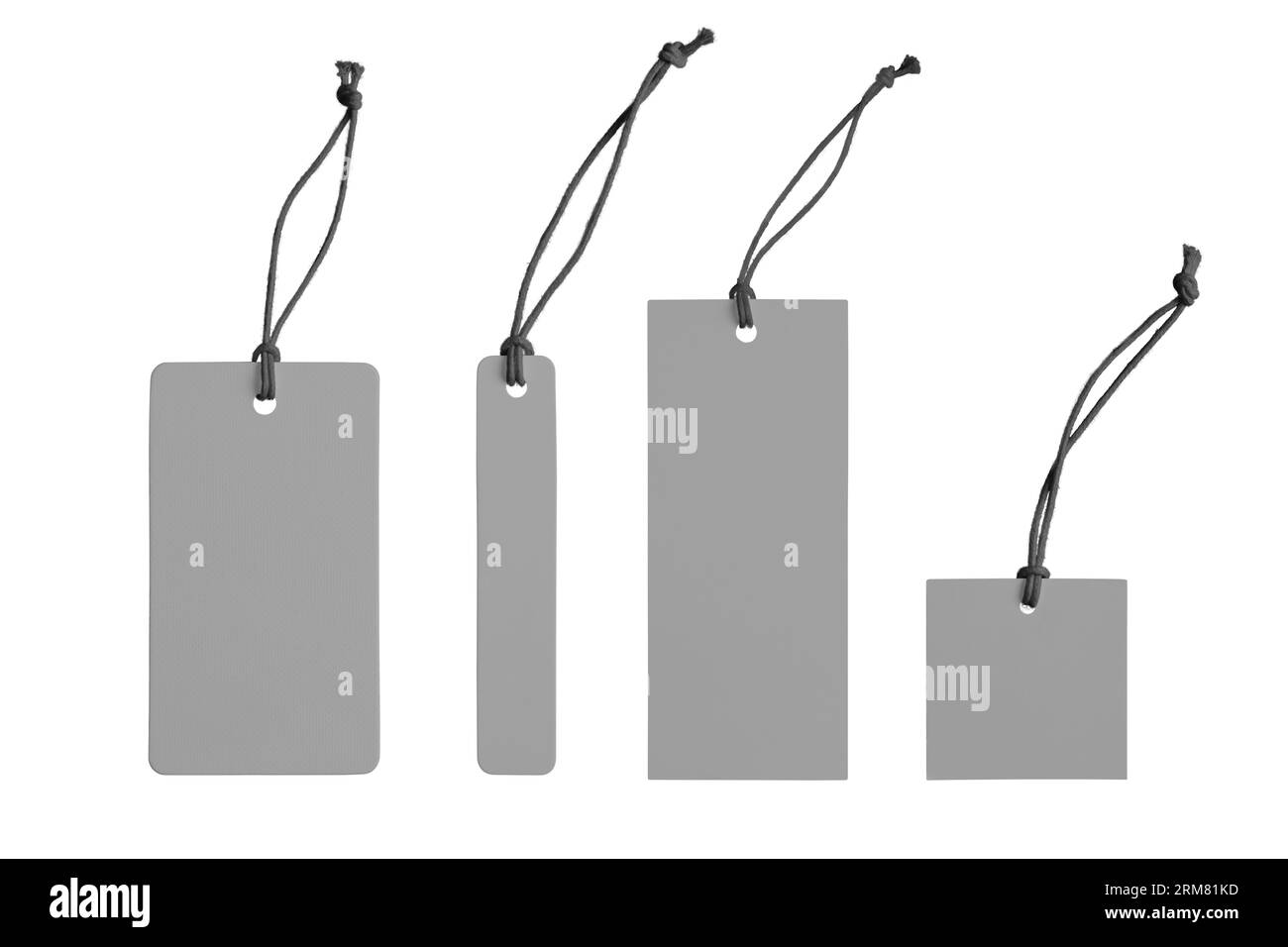 Diverses formes d'étiquette en papier gris vierge ou d'étiquette en tissu isolé sur fond blanc. Modèle de maquette d'étiquette de prix avec espace de copie pour la marque, informatio Banque D'Images