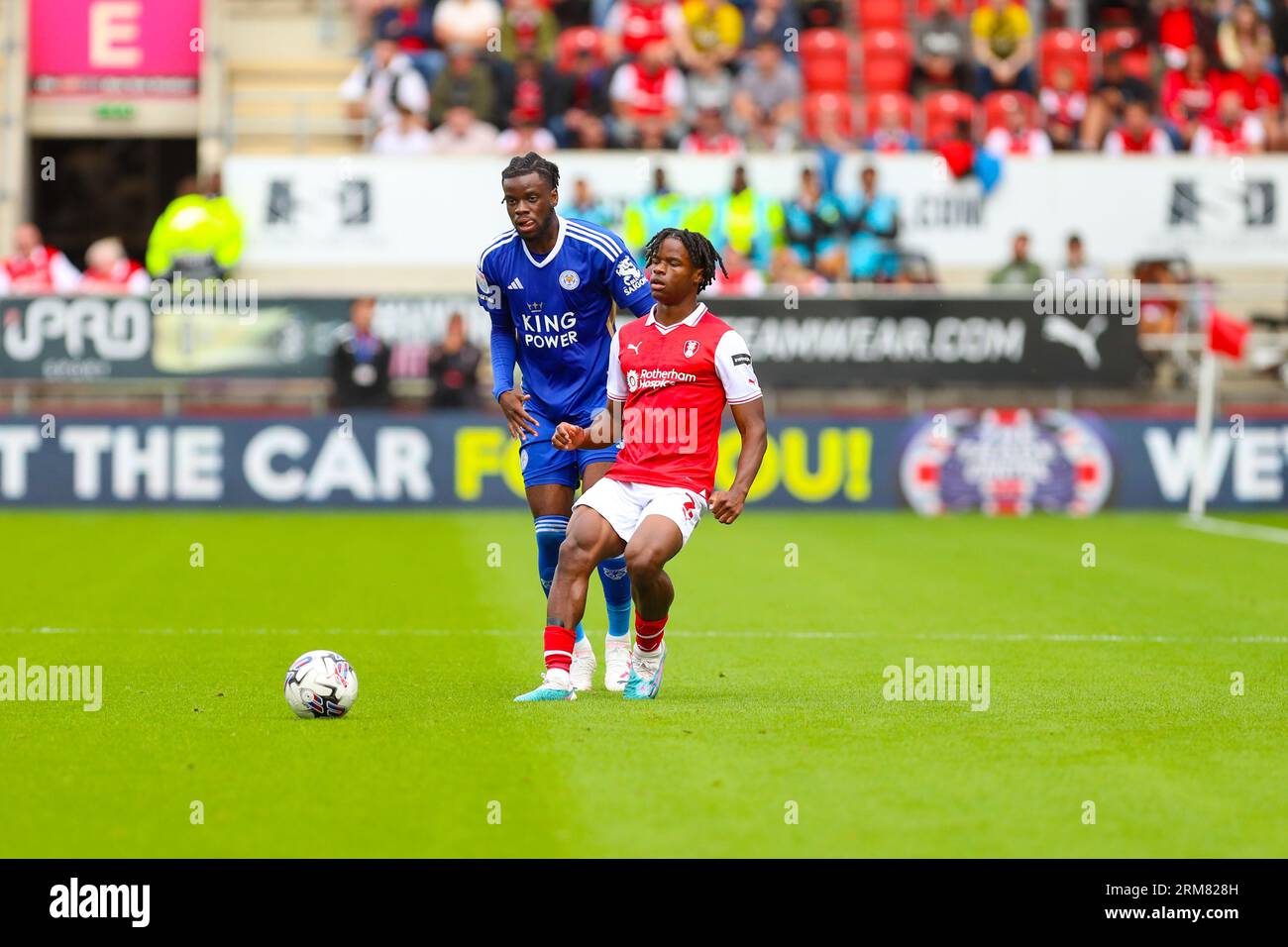 AESSEAL New York Stadium, Rotherham, Angleterre - 26 août 2023 Dexter Lembikisa (2) de Rotherham United passe le ballon - pendant le match Rotherham United v Leicester City, Sky Bet Championship, 2023/24, AESSEAL New York Stadium, Rotherham, Angleterre - 26 août 2023 crédit : Mathew Marsden/WhiteRosePhotos/Alamy Live News Banque D'Images