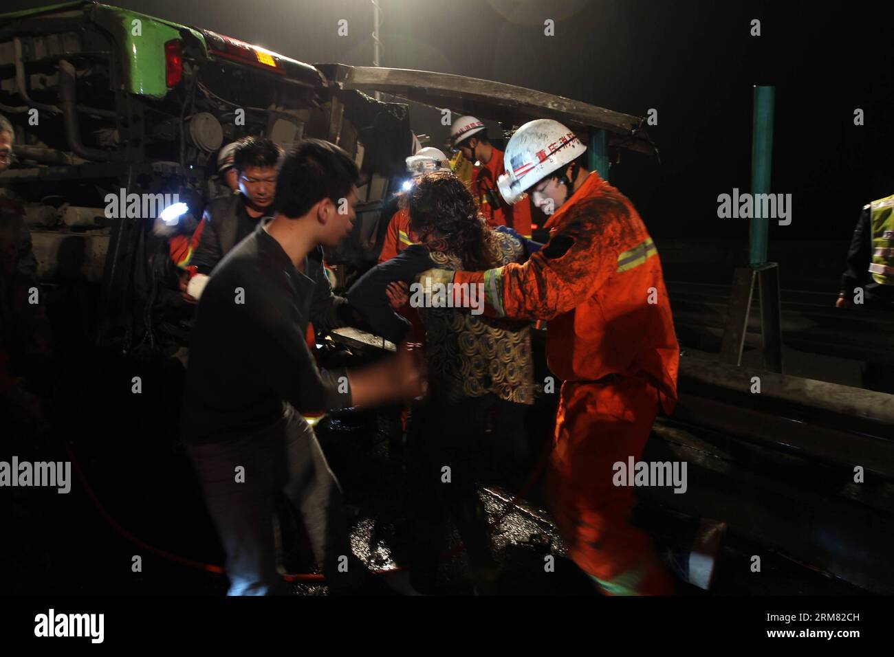 (140325) -- CHONGQING, 25 mars 2014 (Xinhua) -- des sauveteurs travaillent sur le site de l'accident sur l'autoroute G65 Baomao dans le district de Qianjiang à Chongqing, dans le Sud-Ouest de la Chine, le 25 mars 2014. Au moins 15 personnes ont été tuées et 56 autres blessées dans de multiples pilotis mardi à Chongqing. (Xinhua/Ruan Shoujun) (wyo) CHINA-CHONGQING-TRAFFIC ACCIDENT (CN ) PUBLICATIONxNOTxINxCHN Chongqing Mars 25 2014 XINHUA travaux de sauvetage SUR les lieux de l'accident SUR l'autoroute Baomao dans le district de Qianjiang de Chongqing Sud-Ouest de la Chine Mars 25 2014 au moins 15 célébrités ont été TUÉES et 56 autres blessées Banque D'Images