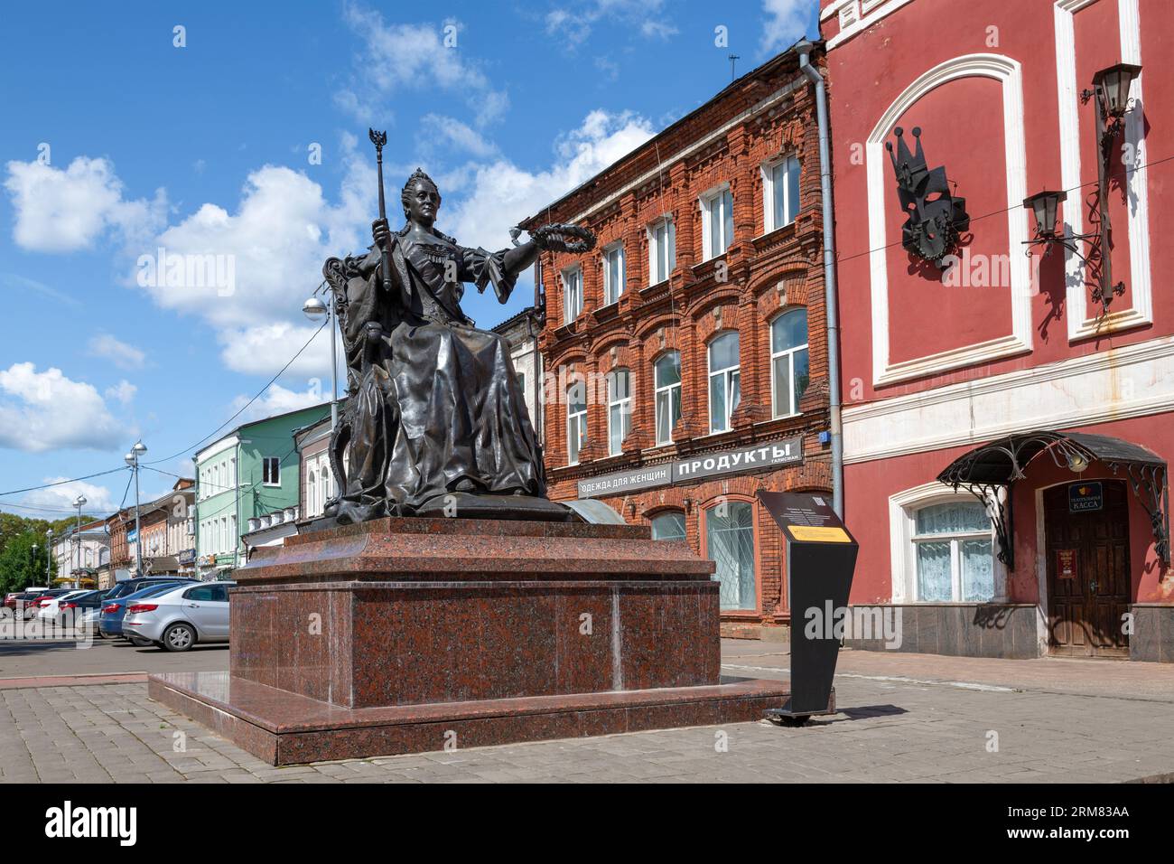 VYSHNY VOLOCHEK, RUSSIE - 20 JUILLET 2023 : vue du monument à l'impératrice russe Catherine II par une journée ensoleillée de juillet Banque D'Images