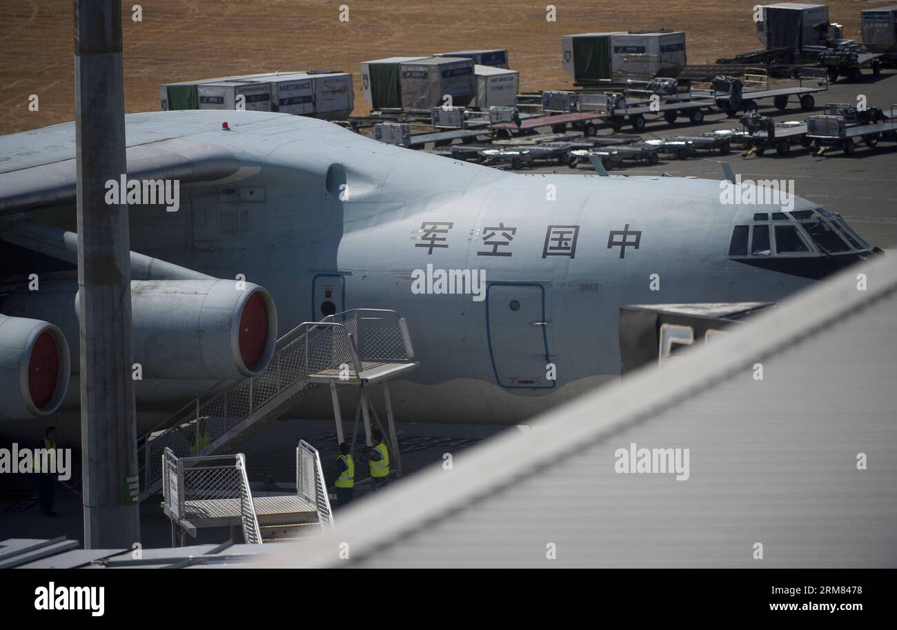 (140327) -- PERTH, 27 mars 2014 (Xinhua) -- Un avion de l'armée de l'air chinoise retourne à l'aéroport international de Perth, à Perth, en Australie, le 27 mars 2014. La recherche dans le sud de l'océan Indien de signes de disparition du vol MH370 de Malaysia Airlines a été suspendue en raison du mauvais temps. (Xinhua/lui Siu Wai) AUSTRALIA-PERTH-MH370-SEARCH PUBLICATIONxNOTxINxCHN Perth Mars 27 2014 XINHUA un avion de l'armée de l'air chinoise retourne à l'aéroport international de Perth à Perth Australie Mars 27 2014 la recherche dans le sud de l'océan Indien de signes de vol manquant de Malaysia Airlines a été suspendue D Banque D'Images