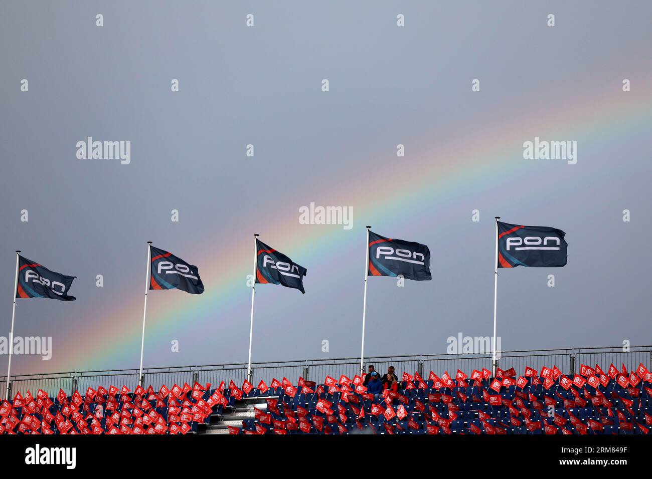 Zandvoort, pays-Bas. 27 août 2023. Ambiance du circuit - un arc-en-ciel au-dessus de la tribune. 27.08.2023. Formula 1 World Championship, Rd 14, Grand Prix des pays-Bas, Zandvoort, pays-Bas, jour de la course. Le crédit photo doit se lire : XPB/Press Association Images. Crédit : XPB Images Ltd/Alamy Live News Banque D'Images