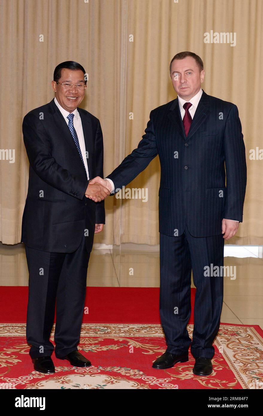 (140327) -- PHNOM PENH, 27 mars 2014 (Xinhua) -- le Premier ministre cambodgien Hun Sen (à gauche) rencontre le ministre biélorusse des Affaires étrangères Vladimir Makei au Palais de la paix à Phnom Penh, Cambodge, le 27 mars 2014. Le Premier ministre cambodgien Hun Sen a déclaré jeudi que le pays se réjouit à l’idée de développer les relations commerciales, d’investissement et touristiques et la coopération avec la Biélorussie pour des avantages mutuels. (Xinhua/Sovannara)(zhf) CAMBODGE-PHNOM PENH-BELARUS-MEETING PUBLICATIONxNOTxINxCHN Phnom Penh Mars 27 2014 le Premier ministre cambodgien de XINHUA rencontre les ministres des Affaires étrangères Vladimi en visite Banque D'Images