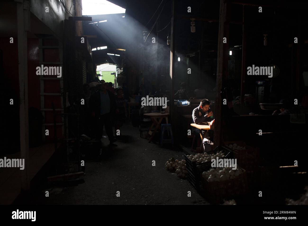 (140327) -- GUATEMALA, 27 mars 2014 (Xinhua) -- Un homme mange au marché la terminal, à Guatemala City, capitale du Guatemala, le 27 mars 2014. Le marché de la terminal, le plus grand du Guatemala, a provoqué un incendie lundi et a consommé plus de 800 stands, selon la presse locale. (Xinhua/Luis Echeverria) (jg) (ah) GUATEMALA-GUATEMALA CITY-ACCIDENT-FIRE PUBLICATIONxNOTxINxCHN Guatemala City Mars 27 2014 XINHUA un homme mange dans le marché terminal de la ville de Guatemala capitale du Guatemala LE 27 2014 mars le marché terminal le plus grand du Guatemala a éclaté un lundi et a consommé plus de 800 Stall Banque D'Images