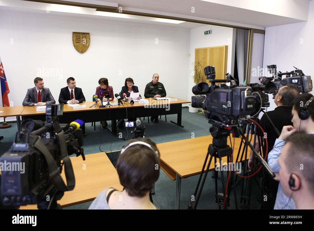 (140330) -- BRATISLAVA, 30 mars 2014(Xinhua) -- Ludmila Benkovicova (2e R), chef de l'Office statistique de Slovaquie, annonce les résultats officiels du deuxième tour des élections présidentielles de 2014. Le philanthrope Andrej Kiska a remporté le second tour présidentiel de la Slovaquie, a annoncé dimanche matin le Bureau des statistiques. (Xinhua/Andrej Klizan) SLOVAQUIE-BRATISLAVA-RÉSULTAT DE L'ÉLECTION PRÉSIDENTIELLE PUBLICATIONxNOTxINxCHN Bratislava Mars 30 2014 XINHUA Ludmila 2e r Chef de l'Office statistique de Slovaquie annonce les résultats officiels du deuxième tour des élections présidentielles de 2014 Banque D'Images