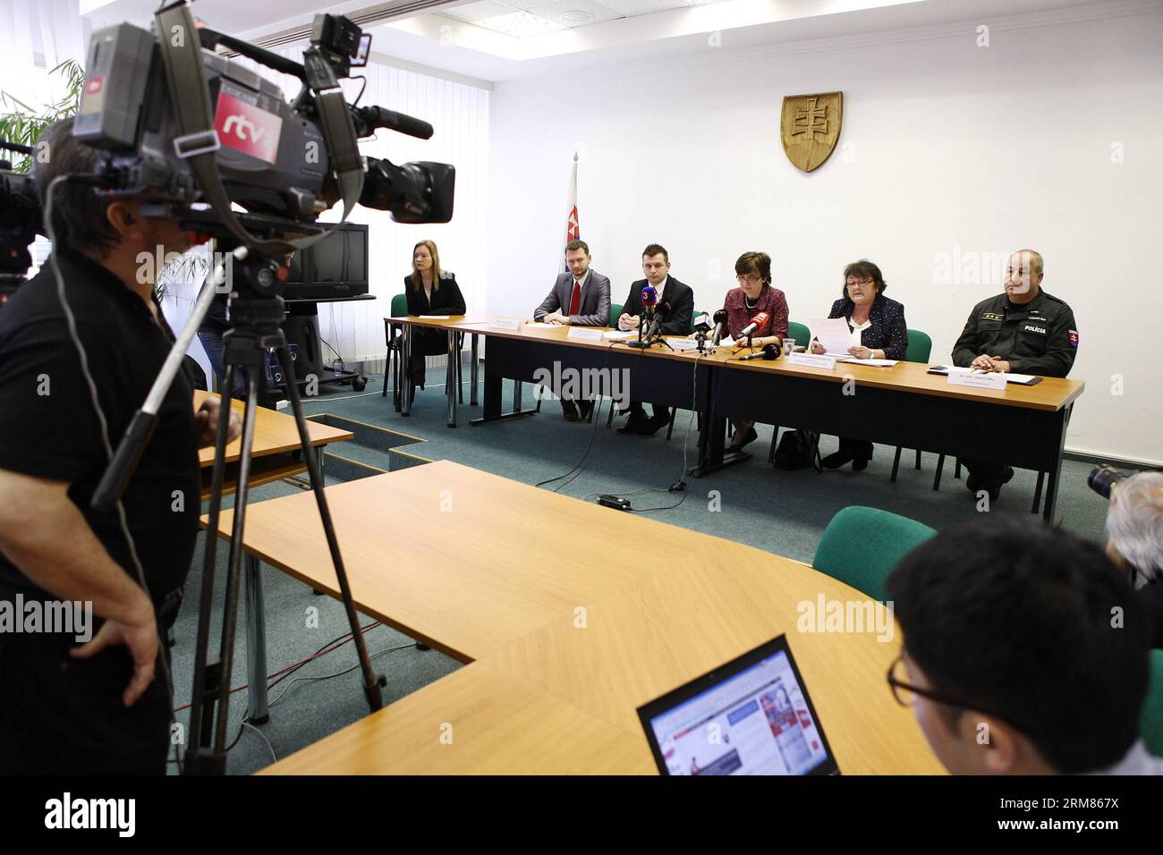 (140330) -- BRATISLAVA, 30 mars 2014(Xinhua) -- Ludmila Benkovicova (2e R), chef de l'Office statistique de Slovaquie, annonce les résultats officiels du deuxième tour des élections présidentielles de 2014. Le philanthrope Andrej Kiska a remporté le second tour présidentiel de la Slovaquie, a annoncé dimanche matin le Bureau des statistiques. (Xinhua/Andrej Klizan) SLOVAQUIE-BRATISLAVA-RÉSULTAT DE L'ÉLECTION PRÉSIDENTIELLE PUBLICATIONxNOTxINxCHN Bratislava Mars 30 2014 XINHUA Ludmila 2e r Chef de l'Office statistique de Slovaquie annonce les résultats officiels du deuxième tour des élections présidentielles de 2014 Banque D'Images