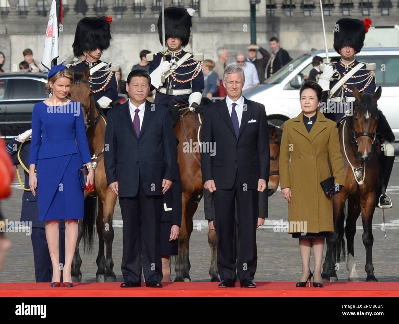 (140330) -- BRUXELLES, 30 mars 2014 (Xinhua) -- le président chinois Xi Jinping (2e L), son épouse Peng Liyuan (R), le roi Philippe de Belgique (2e R) et la reine Mathilde de Belgique assistent à la cérémonie de bienvenue à Bruxelles, Belgique, le 30 mars 2014. Xi a rencontré le roi Philippe de Belgique dimanche à Bruxelles. (Xinhua/Ma Zhancheng) (zgp) BELGIQUE-BRUXELLES-CHINE-XI JINPING-CÉRÉMONIE DE BIENVENUE PUBLICATIONxNOTxINxCHN Bruxelles Mars 30 2014 le président chinois DE XINHUA Xi Jinping 2e l son épouse Peng Liyuan r le roi Philippe de Belgique 2e r et la reine Mathilde de Belgique assistent à la cérémonie de bienvenue à Bruxelles Banque D'Images