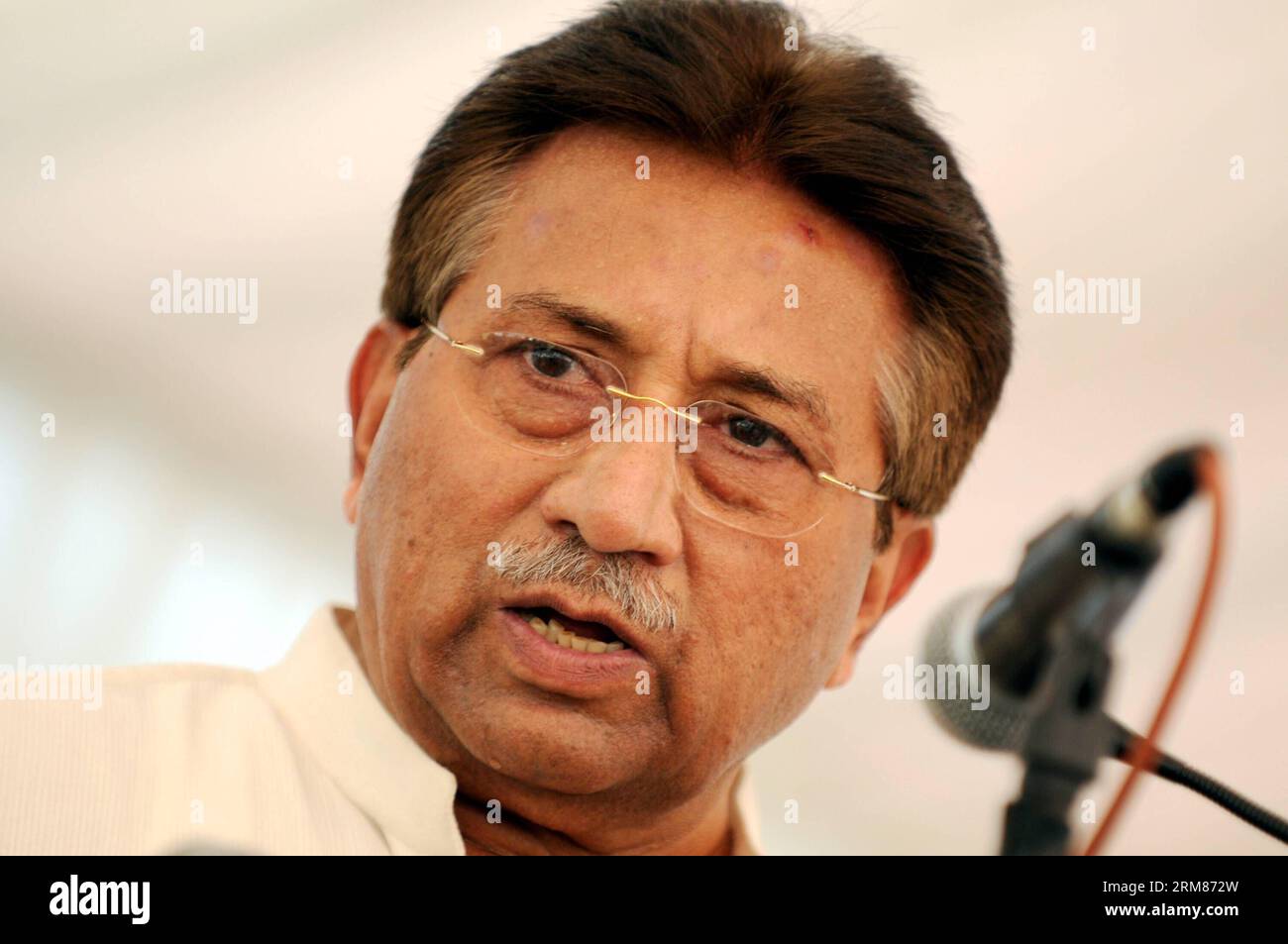 La photo prise le 15 avril 2013 montre l ancien président du Pakistan, Pervez Musharraf, lors d une conférence de presse à Islamabad, la capitale du Pakistan. Un tribunal spécial pakistanais, qui a inculpé l’ancien dirigeant militaire Pervez Musharraf pour haute trahison sur l’imposition de l’état d’urgence en 2007, a rejeté lundi sa demande de l’autoriser à se rendre à l’étranger pour y être soigné. Le gouvernement a interdit à Musharraf de partir à l'étranger en inscrivant son nom sur la liste de contrôle de sortie (ECL). (Xinhua/Ahmad Kamal) PAKISTAN-ISLAMABAD-MUSHARRAF-COURT PUBLICATIONxNOTxINxCHN Banque D'Images