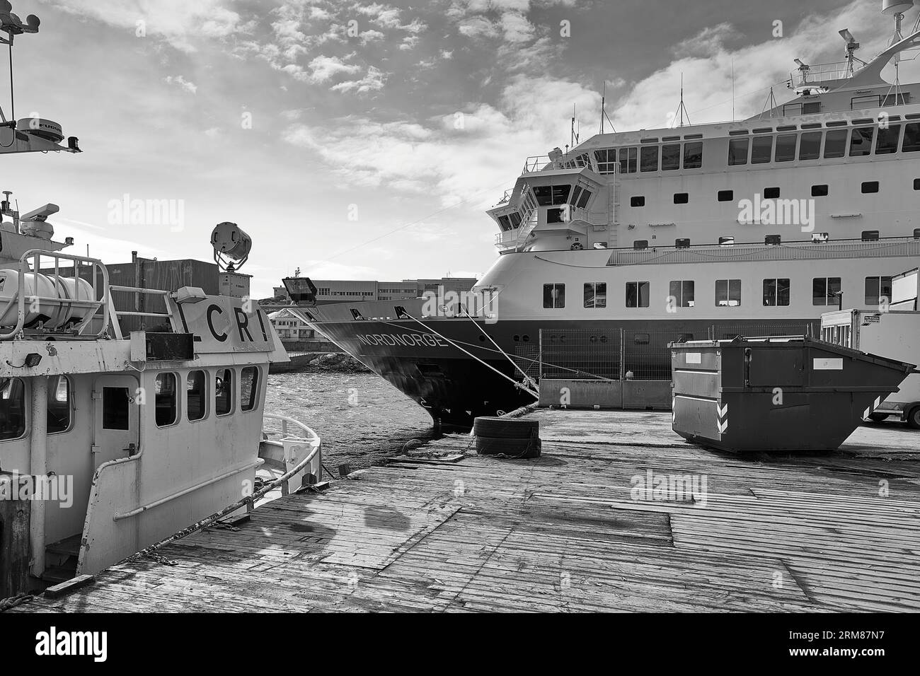 Photo en noir et blanc de la proue du ferry norvégien Hurtigruten, MS NORDNORGE, amarré dans le petit port de pêche arctique à Honningsvåg, Norvège. Banque D'Images