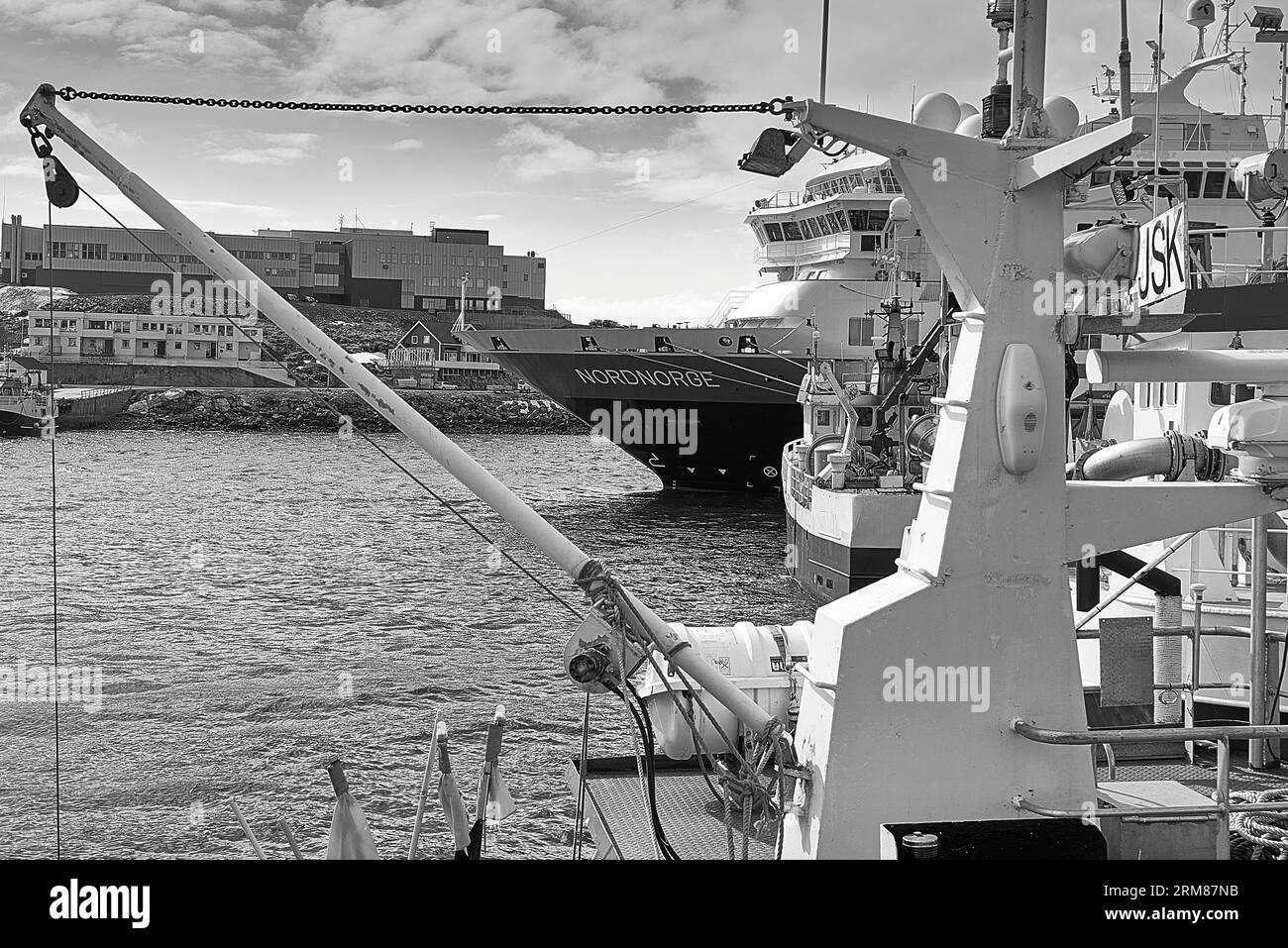 Photo en noir et blanc du ferry norvégien Hurtigruten, MS NORDNORGE, amarré dans le petit port de pêche de Honningsvåg, Norvège. 6 mai 2023 Banque D'Images