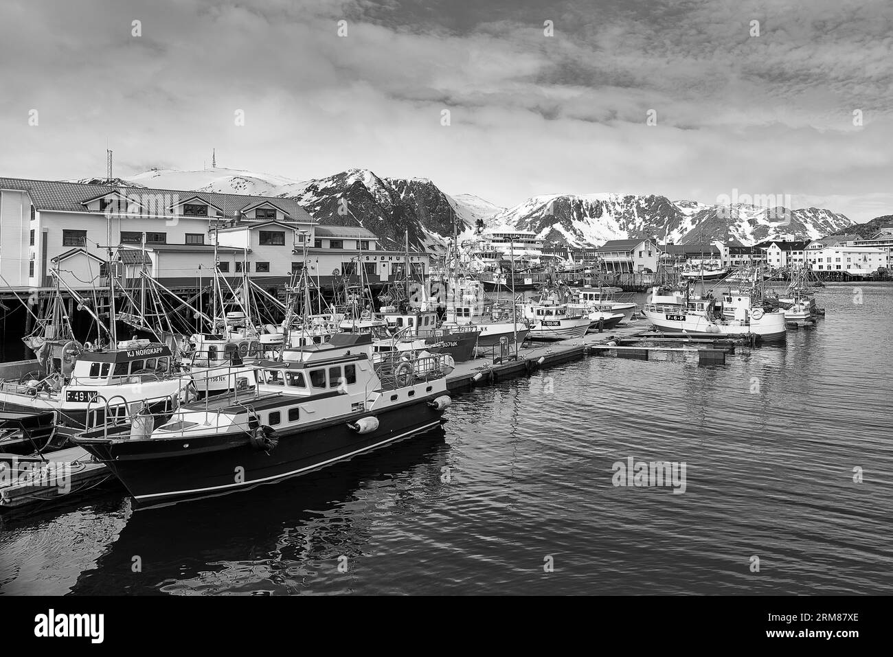 Photo en noir et blanc de la petite communauté de pêcheurs de l'Arctique norvégien de Honningsvåg, située sur l'île de Magerøya, en Norvège. 5 mai 2023 Banque D'Images