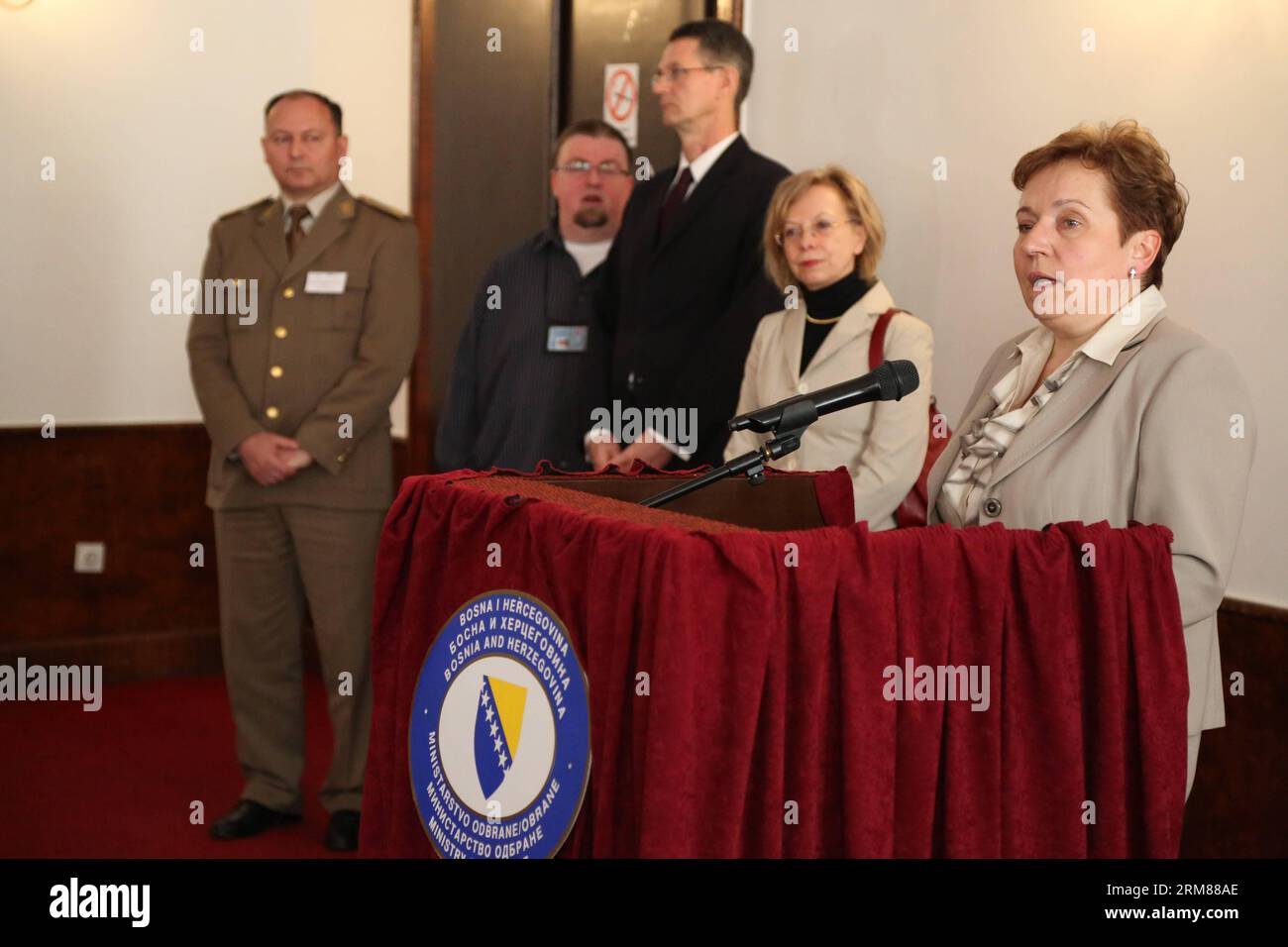 (140402) -- SARAJEVO, 2 avril 2014 (Xinhua) -- la vice-ministre de la Défense de Bosnie-Herzégovine (BiH) Marina pendes (1e R) prend la parole lors du séminaire dans le Dôme de l'armée, à Sarajevo, Bosnie-Herzégovine, le 2 avril 2014. Le Ministère de la Défense et l’état-major conjoint des Forces armées de Bosnie-Herzégovine (BiH), en coopération avec la Mission de l’OSCE en BiH et le siège de l’OTAN à Sarajevo, ont organisé le 7e séminaire politico-militaire stratégique à Sarajevo. (Xinhua/Haris Memija) BOSNIE-HERZÉGOVINE-SÉMINAIRE POLITICO-MILITAIRE STRATÉGIQUE PUBLICATIONxNOTxINxCHN Sarajevo avril 2 2014 Banque D'Images (140402) -- SARAJEVO, 2 avril 2014 (Xinhua) -- la vice-ministre de la Défense de Bosnie-Herzégovine (BiH) Marina pendes (1e R) prend la parole lors du séminaire dans le Dôme de l'armée, à Sarajevo, Bosnie-Herzégovine, le 2 avril 2014. Le Ministère de la Défense et l’état-major conjoint des Forces armées de Bosnie-Herzégovine (BiH), en coopération avec la Mission de l’OSCE en BiH et le siège de l’OTAN à Sarajevo, ont organisé le 7e séminaire politico-militaire stratégique à Sarajevo. (Xinhua/Haris Memija) BOSNIE-HERZÉGOVINE-SÉMINAIRE POLITICO-MILITAIRE STRATÉGIQUE PUBLICATIONxNOTxINxCHN Sarajevo avril 2 2014 Banque D'Images
