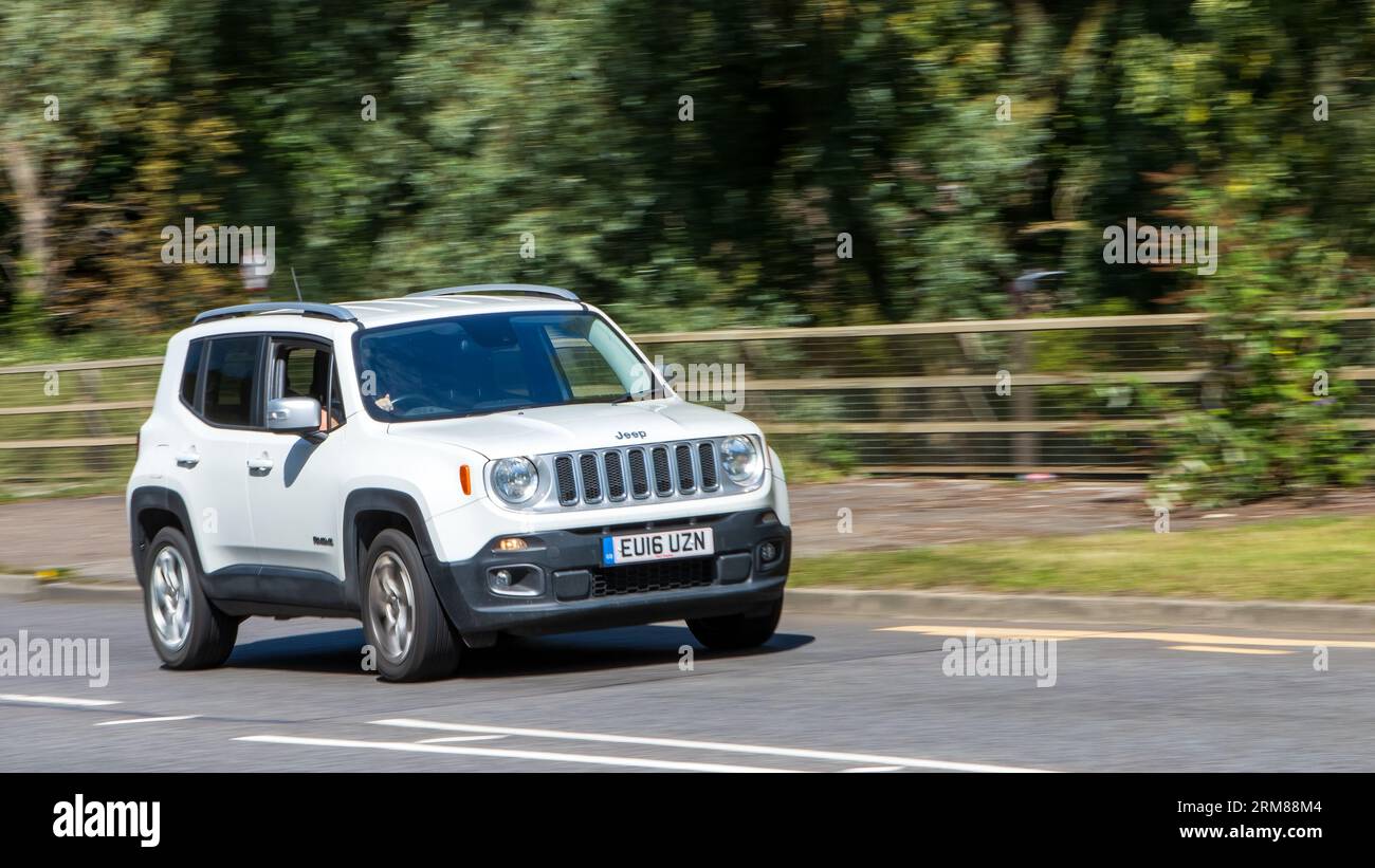 Milton Keynes, Royaume-Uni - 23 août 2023. Voiture blanche Jeep Renegade de 2016 voyageant sur une route anglaise Banque D'Images