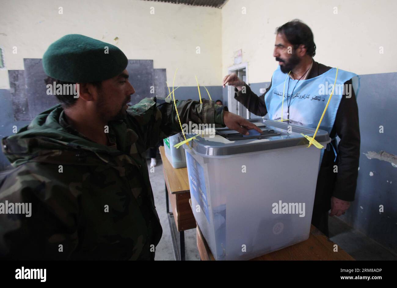 (140405) -- KABOUL, 5 avril 2014 (Xinhua) -- un afghan coûte son vote dans un bureau de vote à Kaboul, Afghanistan, le 5 avril 2014. L'élection présidentielle afghane a lieu samedi. (Xinhua/Ahmad Massoud) AFGHANISTAN-KABOUL-ÉLECTION PRÉSIDENTIELLE PUBLICATIONxNOTxINxCHN Kaboul avril 5 2014 XINHUA à afghan Man coûte son VOTE dans un centre de vote à Kaboul Afghanistan LE 5 2014 avril L'ÉLECTION présidentielle afghane a lieu samedi XINHUA Ahmad Massoud Afghanistan Kaboul ÉLECTION présidentielle PUBLICATIONxNOTxINxCHN Banque D'Images