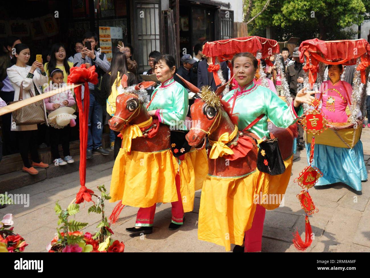 (140405) -- SUZHOU, 5 avril 2014 (Xinhua) -- des artistes folkloriques assistent à un défilé du festival Qingming dans la rue Shantang de Suzhou, dans la province du Jiangsu, dans l'est de la Chine, le 5 avril 2014. Le Festival de Qingming, qui est tombé samedi cette année, est observé par le peuple chinois pour rendre hommage aux ancêtres et pleurer les défunts. (Xinhua/Wang Jianzhong) (lmm) CHINA-JIANGSU-SUZHOU-QINGMING FESTIVAL-PARADE (CN) PUBLICATIONxNOTxINxCHN Suzhou avril 5 2014 des artistes folkloriques XINHUA assistent à une parade du Festival Qing Ming dans la rue Tang Shan de Suzhou East China S Jiangsu province du Jiangsu avril 5 2014 avril le Festival Wha ur O. Banque D'Images