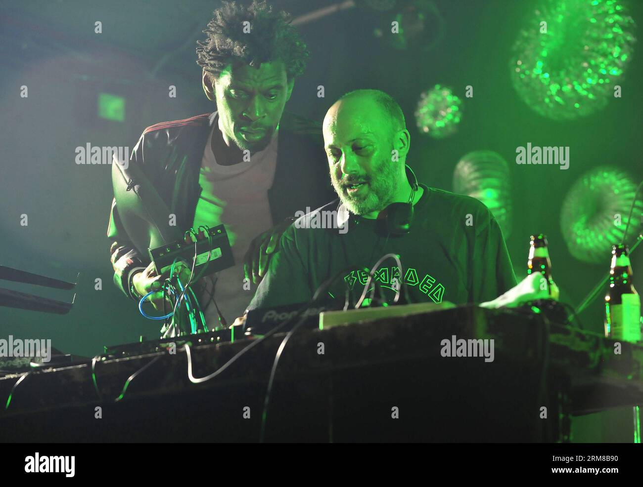 Les musiciens britanniques Daddy G (L) et Howie B se produisent au festival Sound of the Xity à Pékin, capitale de la Chine, le 6 avril 2014. Au total, 55 groupes de musiciens de 15 pays et régions se sont produits au festival du 3 au 6 avril. (Xinhua/Xiao Xiao) (mp) CHINA-BEIJING-MUSIC FESTIVAL (CN) PUBLICATIONxNOTxINxCHN les musiciens britanniques Daddy G l et Howie B se produisent au Sound of the Music Festival à Beijing capitale de la Chine avril 6 2014 un total de 55 groupes de musiciens de 15 pays et régions se sont produits au Festival du 3 au 6 avril XINHUA Xiao Xiao MP Chine Pékin musique Fe Banque D'Images