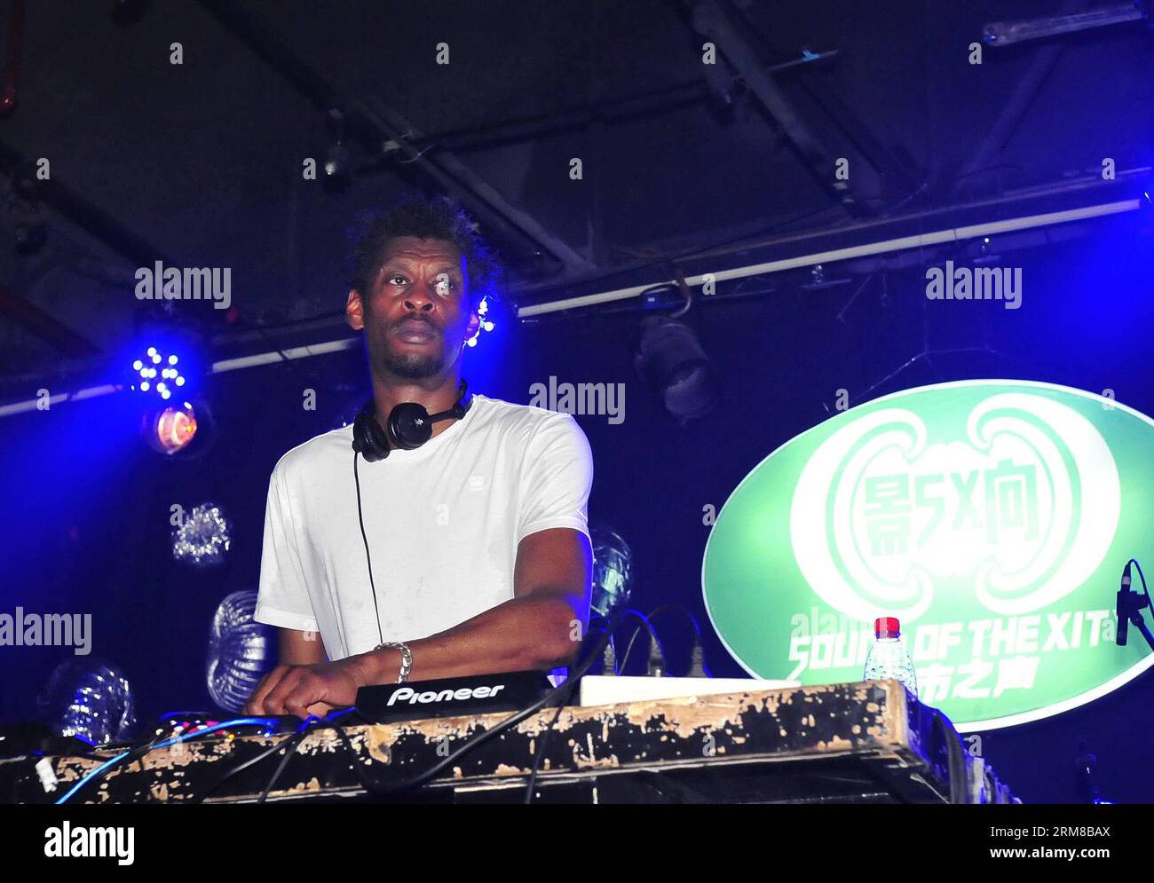 Le musicien britannique Daddy G se produit au festival Sound of the Xity à Pékin, capitale de la Chine, le 6 avril 2014. Au total, 55 groupes de musiciens de 15 pays et régions se sont produits au festival du 3 au 6 avril. (Xinhua/Xiao Xiao) (mp) CHINA-BEIJING-MUSIC FESTIVAL (CN) PUBLICATIONxNOTxINxCHN British Daddy G se produit dans le son de la musique Festival à Beijing capitale de la Chine avril 6 2014 un total de 55 groupes de musiciens de 15 pays et régions ont joué dans le Festival du 3 au 6 avril XINHUA Xiao Xiao MP Chine Festival de musique de Pékin CN PUBLICATIONxNOTxINxCHN Banque D'Images