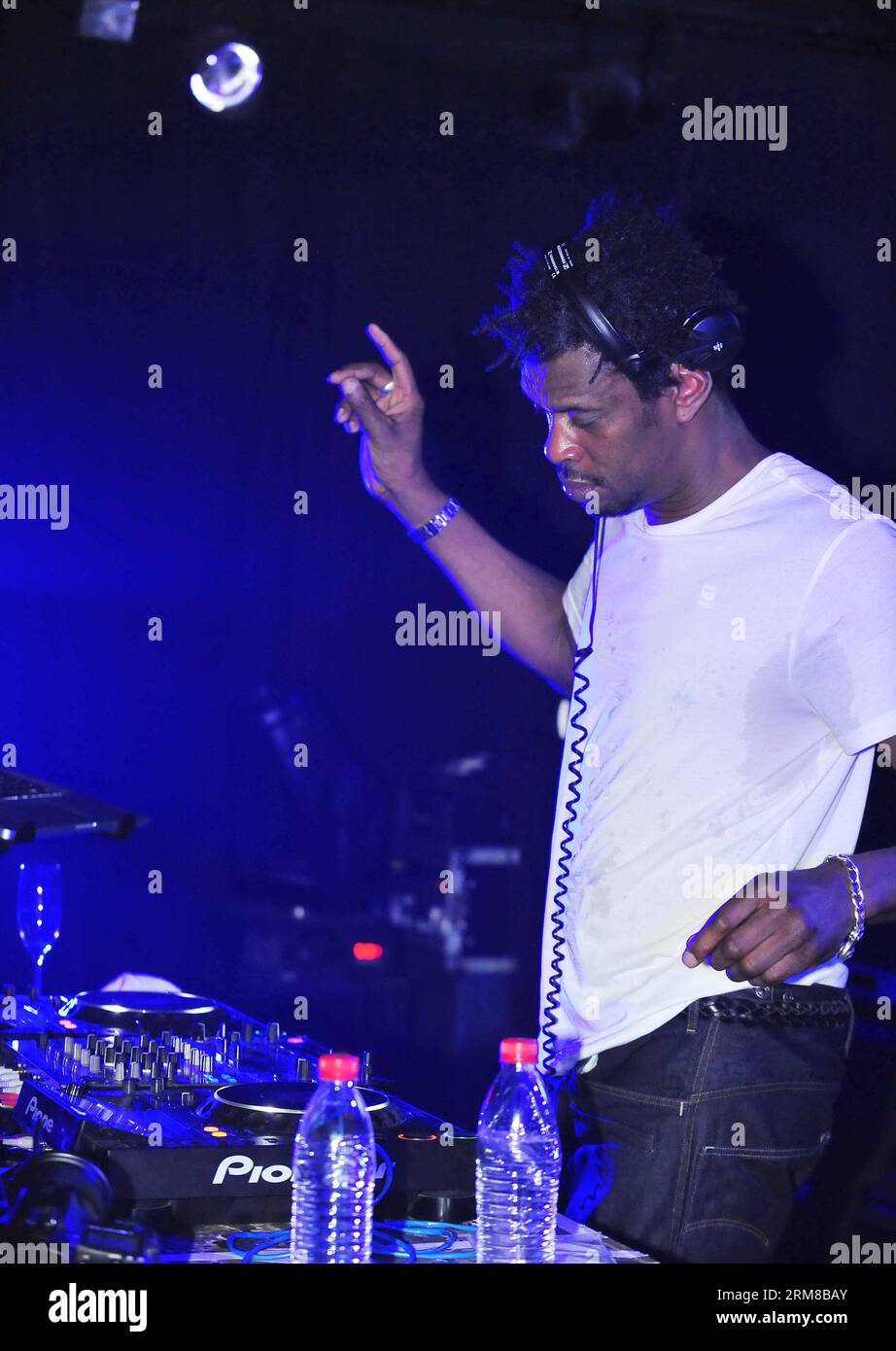 Le musicien britannique Daddy G se produit au festival Sound of the Xity à Pékin, capitale de la Chine, le 6 avril 2014. Au total, 55 groupes de musiciens de 15 pays et régions se sont produits au festival du 3 au 6 avril. (Xinhua/Xiao Xiao) (mp) CHINA-BEIJING-MUSIC FESTIVAL (CN) PUBLICATIONxNOTxINxCHN British Daddy G se produit dans le son de la musique Festival à Beijing capitale de la Chine avril 6 2014 un total de 55 groupes de musiciens de 15 pays et régions ont joué dans le Festival du 3 au 6 avril XINHUA Xiao Xiao MP Chine Festival de musique de Pékin CN PUBLICATIONxNOTxINxCHN Banque D'Images