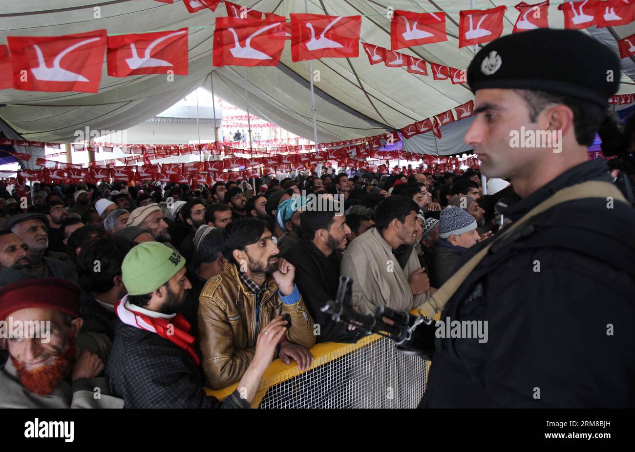 (140407) -- SRINAGAR, 7 avril 2014 (Xinhua) -- un policier indien monte la garde en tant que partisan de la Conférence nationale pro-indienne, le parti au pouvoir du Cachemire contrôlé par l Inde, et écoute le discours de Fraooq Abdullah, patron du parti et ministre indien des énergies nouvelles et renouvelables, à Srinagar, la capitale estivale du Cachemire contrôlé par l Inde, le 7 avril 2014. (Xinhua/Javed Dar) (dzl) KASHMIR-SRINAGAR-GENERAL ELECTION-FAROOQ ABDULLAH PUBLICATIONxNOTxINxCHN Srinagar avril 7 2014 XINHUA à un policier indien tient la garde en tant que partisans de la Conférence nationale indienne Kashm contrôlé par les Indiens Banque D'Images