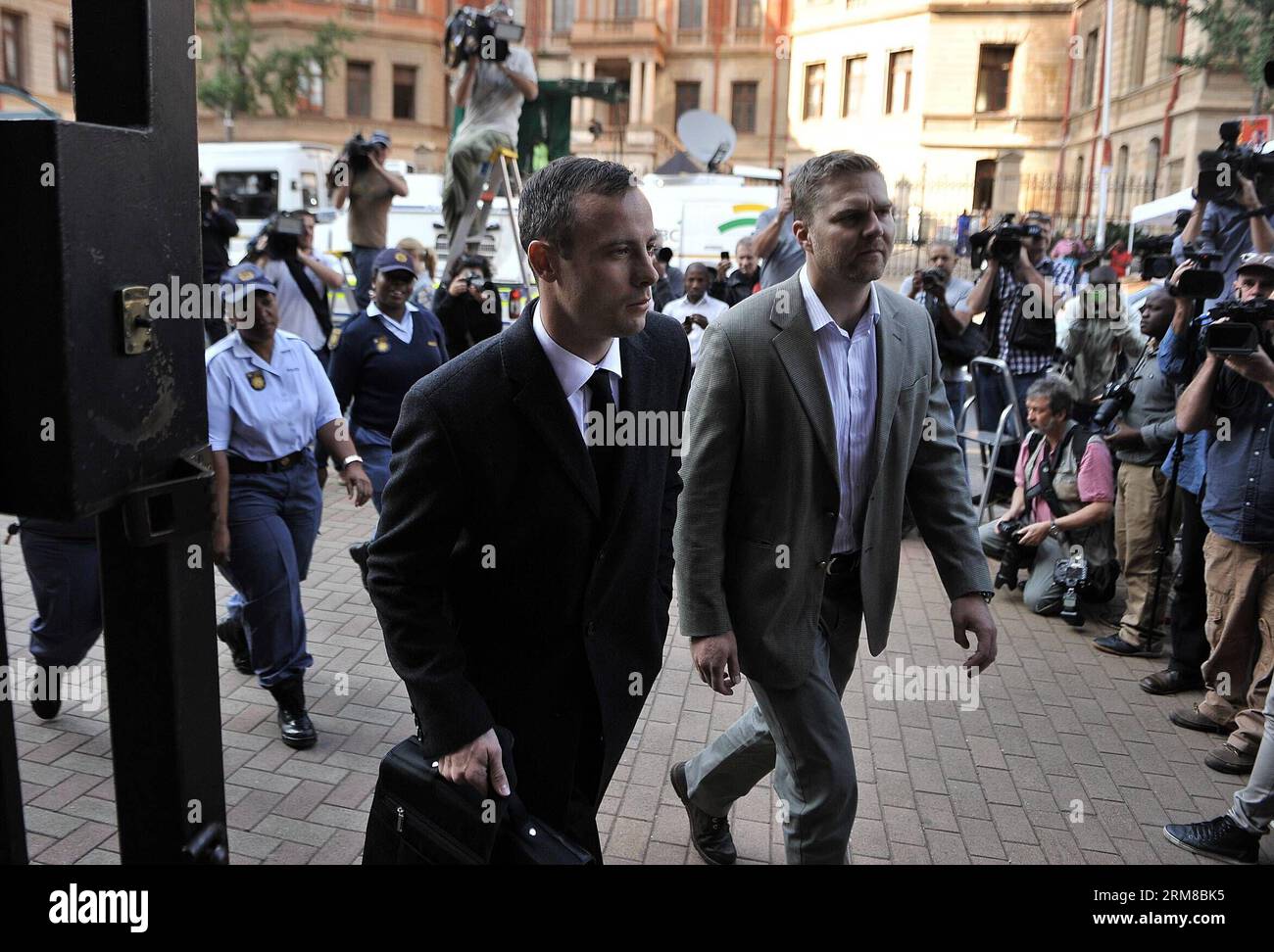 (140407) -- PRETORIA, 7 avril 2014 (Xinhua) -- l'athlète paralympique sud-africain Oscar Pistorius (à gauche), accusé du meurtre de sa petite amie Reeva Steenkamp, se rend à la haute Cour du Gauteng Nord de Pretoria à Pretoria, en Afrique du Sud, le 7 avril 2014. (Xinhua/Philly) (SP) SOUTH AFRICA-PRETORIA-PISTORIUS-MURDER TRIAL PUBLICATIONxNOTxINxCHN Pretoria avril 7 2014 XINHUA South African Paralympics Athlete Oscar Pistorius l accusé du meurtre de sa petite amie Reeva se rend à Pretoria S North Gauteng High court à Pretoria Afrique du Sud LE 7 2014 avril XINHUA Philly SP Afrique du Sud Pretoria Pistorius Murd Banque D'Images