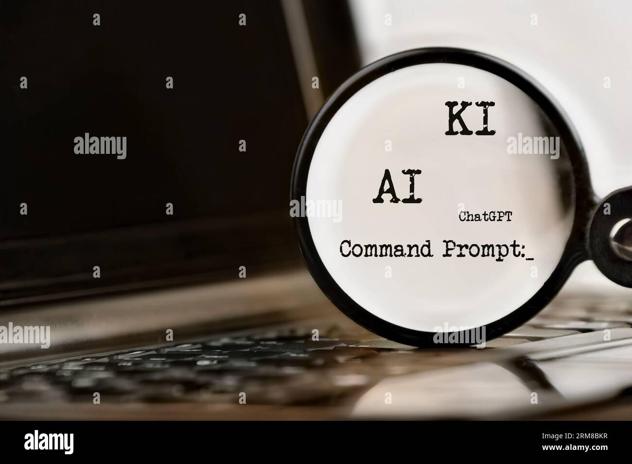 Technologie IA démontrée avec ordinateur portable, texte et loupe. Invite de commande et KI. Discutez avec l'intelligence artificielle. Banque D'Images