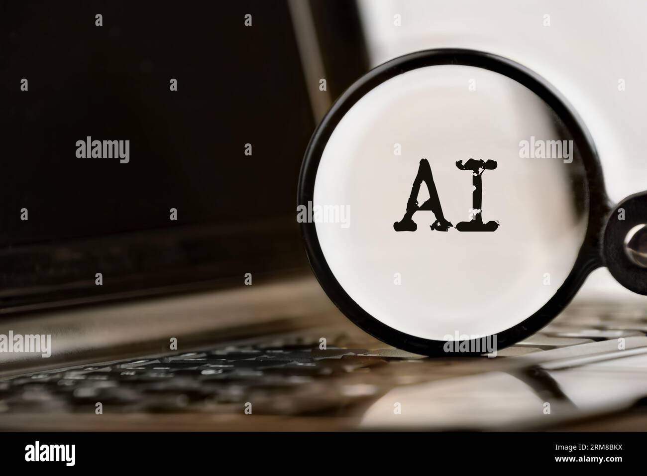 Technologie IA démontrée avec ordinateur portable, texte et loupe. Invite de commande et KI. Discutez avec l'intelligence artificielle. Banque D'Images