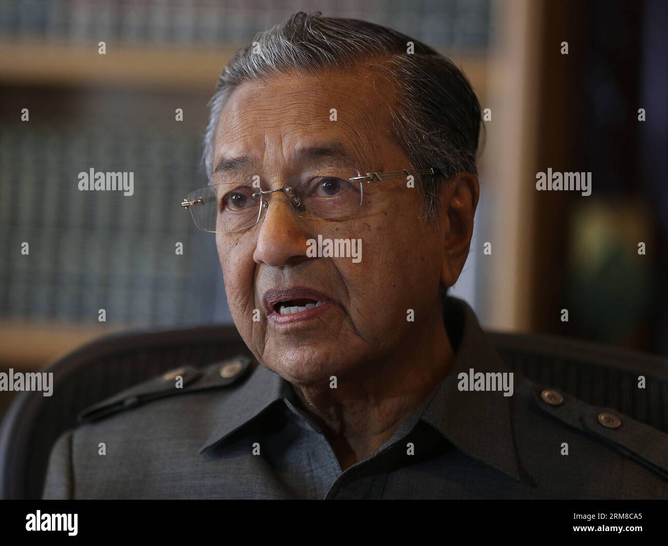 PUTRAJAYA, MALAISIE, le 7 avril 2014 - l'ancien Premier ministre malaisien Mahathir Mohamad s'entretient avec des journalistes Xinhua lors d'une interview à Putrajaya, Malaisie, le 7 avril 2014. Les relations entre la Chine et la Malaisie ne seraient pas affectées par le récent incident du vol MH370 disparu, a déclaré lundi l'ancien Premier ministre malaisien Mahathir Mohamad dans une interview exclusive avec Xinhua. (Xinhua/Wang Shen) MALAISIE-PUTRAJAYA-CHINE-MAHATHIR PUBLICATIONxNOTxINxCHN Putrajaya Malaisie avril 7 2014 l'ancien Premier ministre malaisien Mahathir Mohamad s'entretient avec les journalistes DE XINHUA lors d'une entrevue en pu Banque D'Images