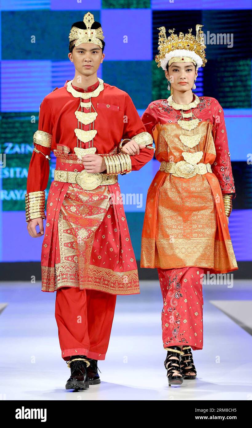 (140408) -- PÉKIN, 8 avril 2014 (Xinhua) -- des mannequins présentent les créations d'un designer brunéien lors de l'exposition ASEAN et Culture du costume chinois 2014 à Pékin, capitale de la Chine, le 8 avril 2014. (Xinhua/Chen Jianli) (zkr) CHINE-BEIJING-ASEAN ET EXPOSITION DE LA CULTURE COSTUMÉE CHINOISE(CN) PUBLICATIONxNOTxINxCHN Beijing avril 8 2014 XINHUA Models Show créations d'un designer brunéien lors de l'2014 exposition de l'ASEAN et de la culture costumée chinoise à Beijing capitale de la Chine avril 8 2014 XINHUA Chen Jianli Chine Beijing exposition de l'ASEAN et de la culture costumée chinoise CN PUBLICATIONxNOTxINxCHN Banque D'Images