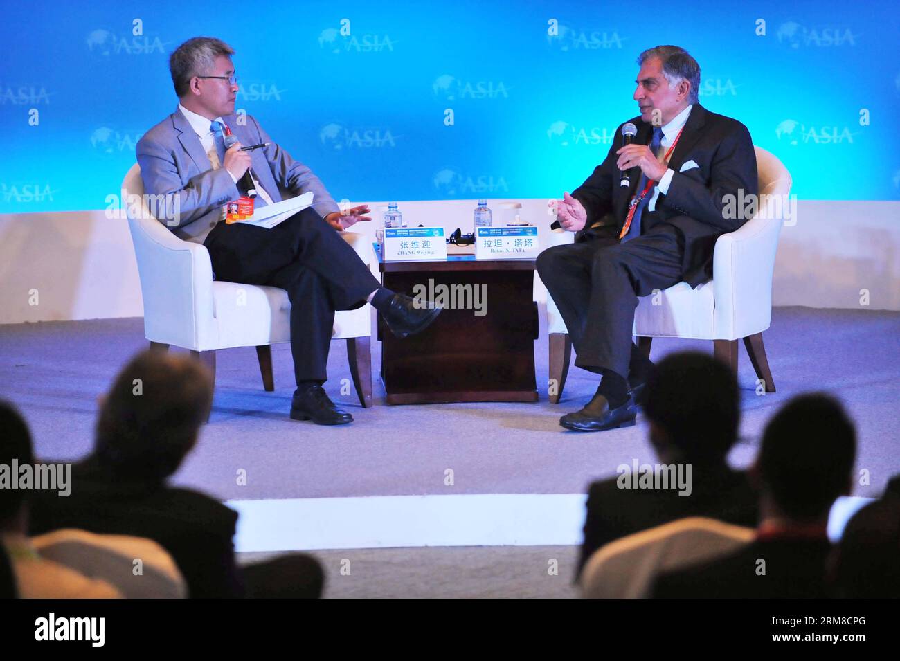 (140409) -- BOAO, 9 avril 2014 (Xinhua) -- Zhang Weiying (L), économiste professionnel de l'Université de Pékin, et Ratan Tata, président émérite de l Inde Tata Sons Ltd., assistent au dialogue du Vigor de l économie indienne et de la compétitivité des entreprises indiennes lors de la conférence annuelle 2014 du Boao Forum for Asia (BFA) à Boao, dans la province de Hainan du sud de la Chine, le 9 avril 2014. (Xinhua/Chen Yehua) (wf) CHINA-BOAO-BFA 2014-ZHANG WEIYING-TATA(CN) PUBLICATIONxNOTxINxCHN Boao avril 9 2014 XINHUA Zhang l Economics de l'Université de Beijing et Ratan Tata Président émérite de l'Inde S Tata Sons Ltd assistent à la Banque D'Images
